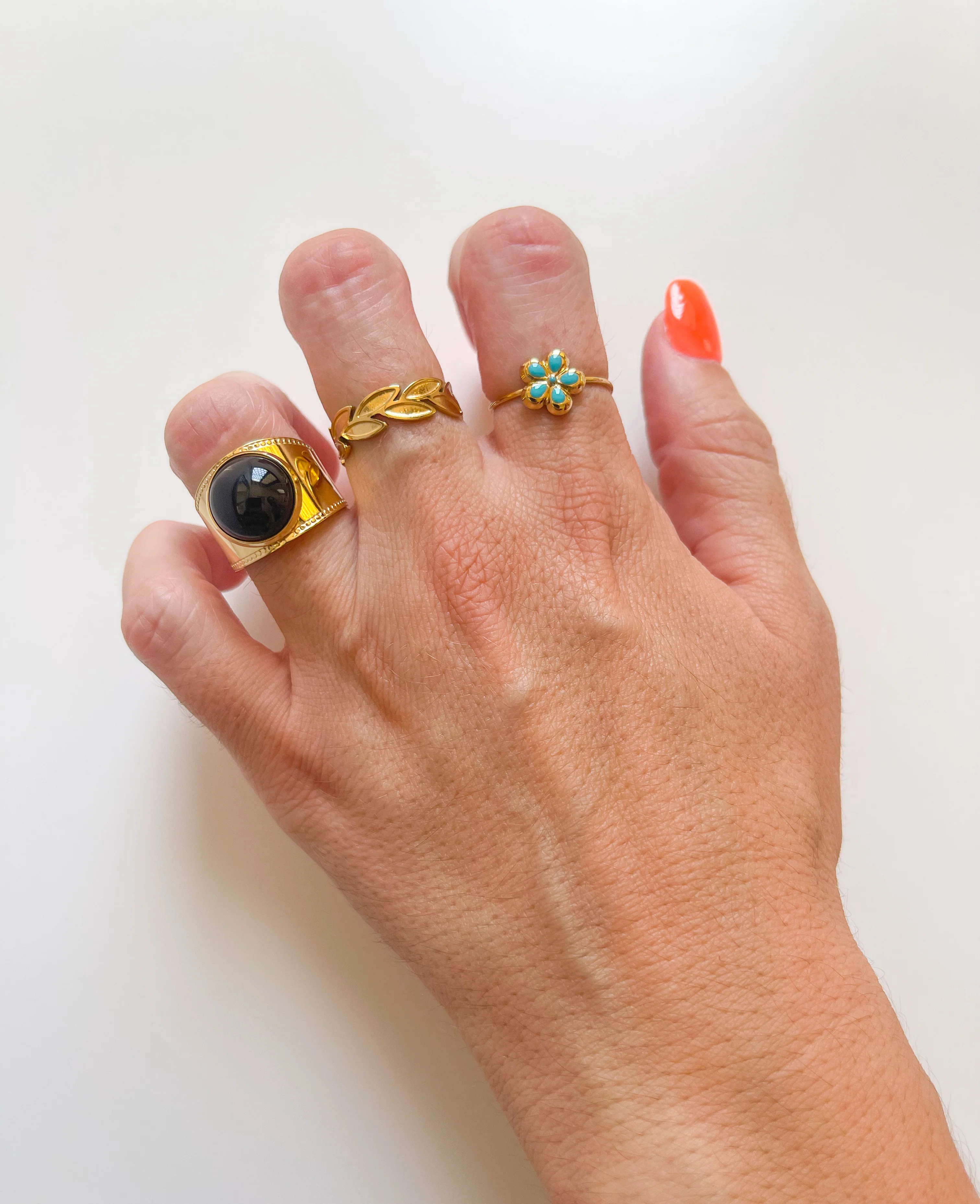 Anillo big black dorado - Image 3