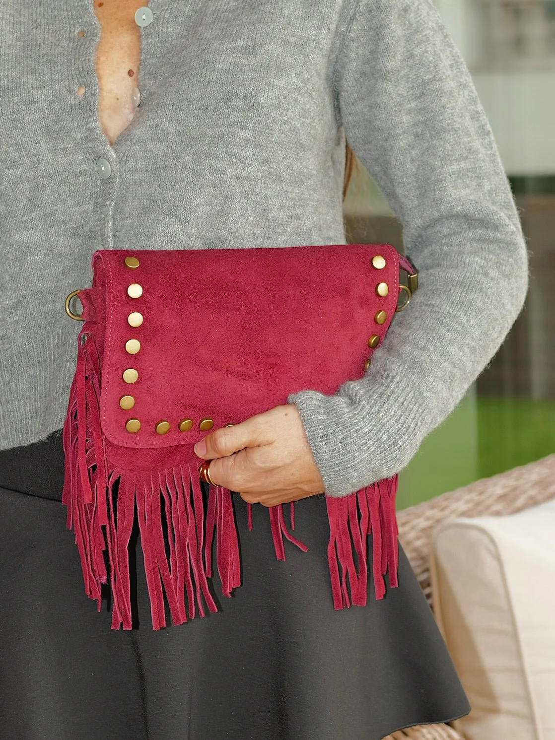 Bolso flecos tachuelas burdeos - Image 2
