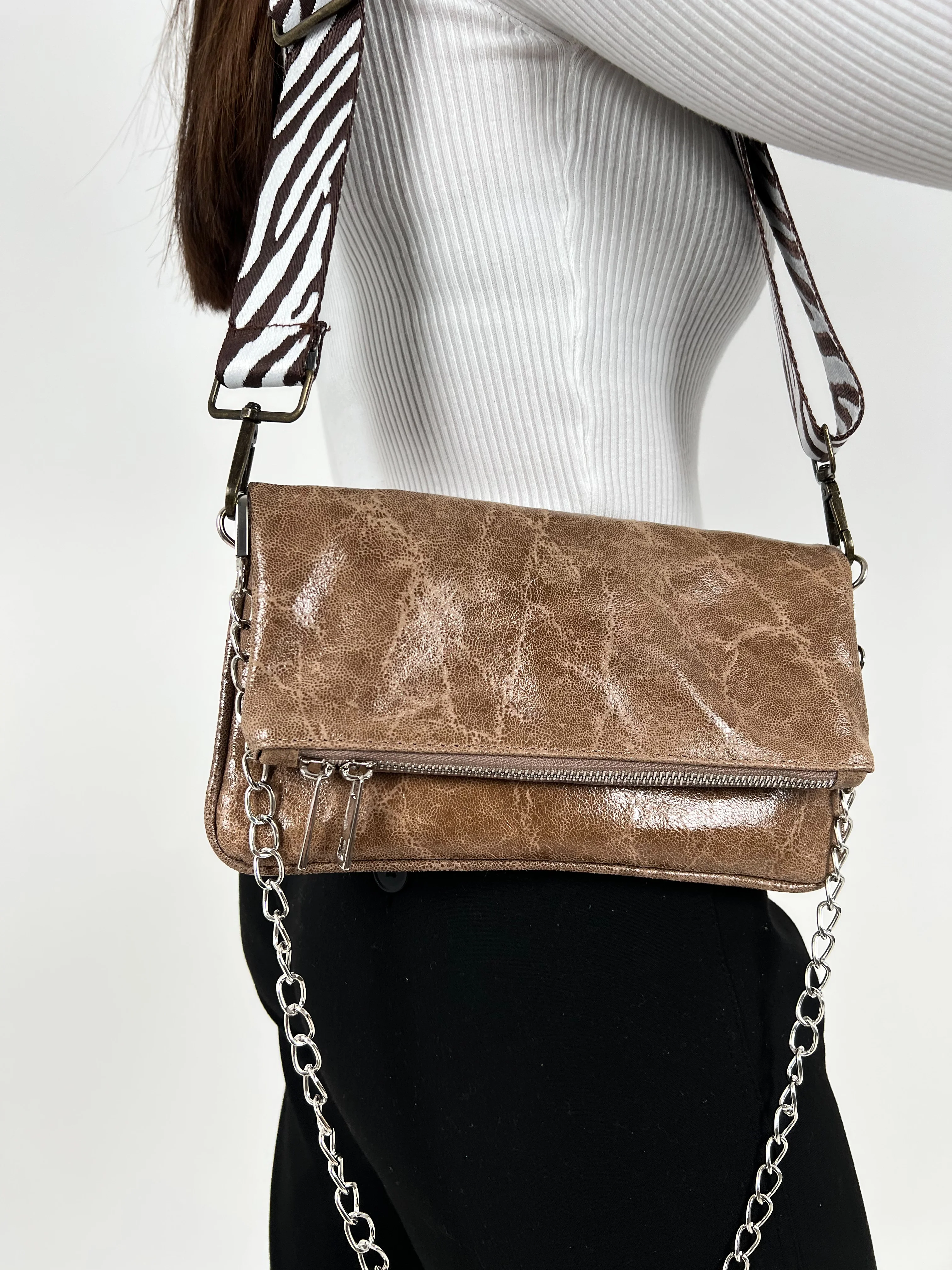 Bolso piel cadenas brillo marron - Image 3