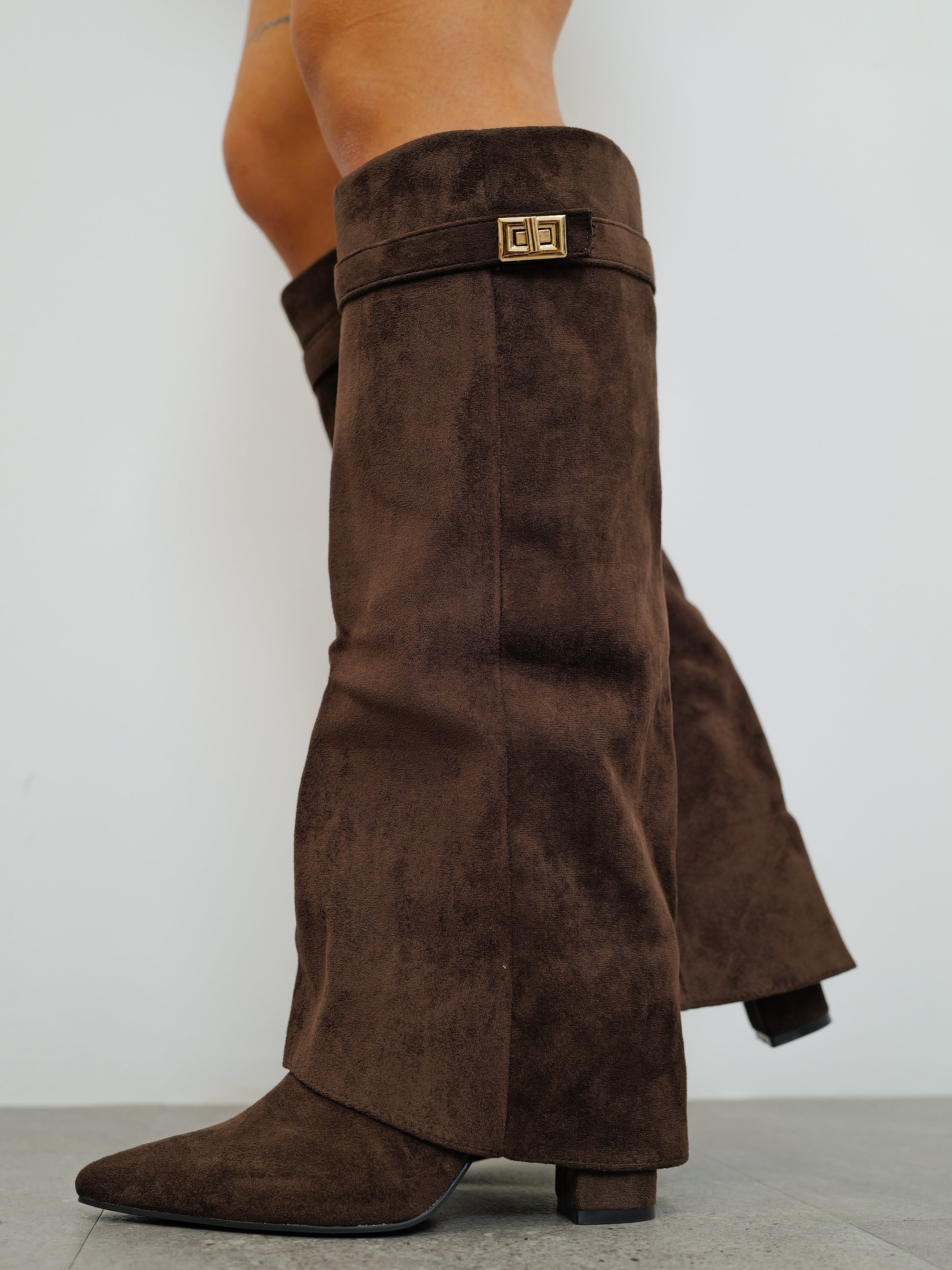 Bota tacón solapa detalle ante marrón - Image 4