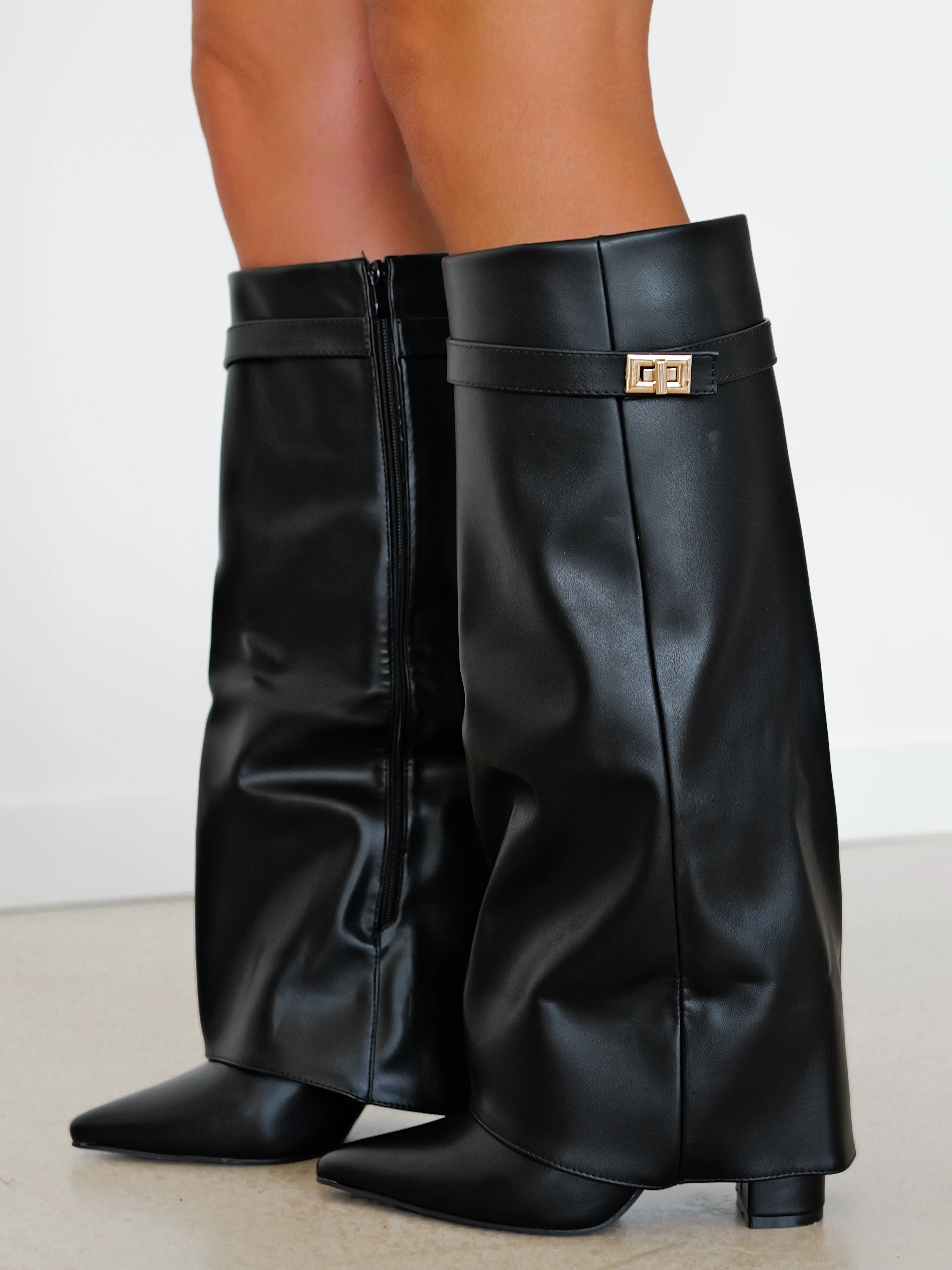 Bota tacón solapa detalle negra - Image 4