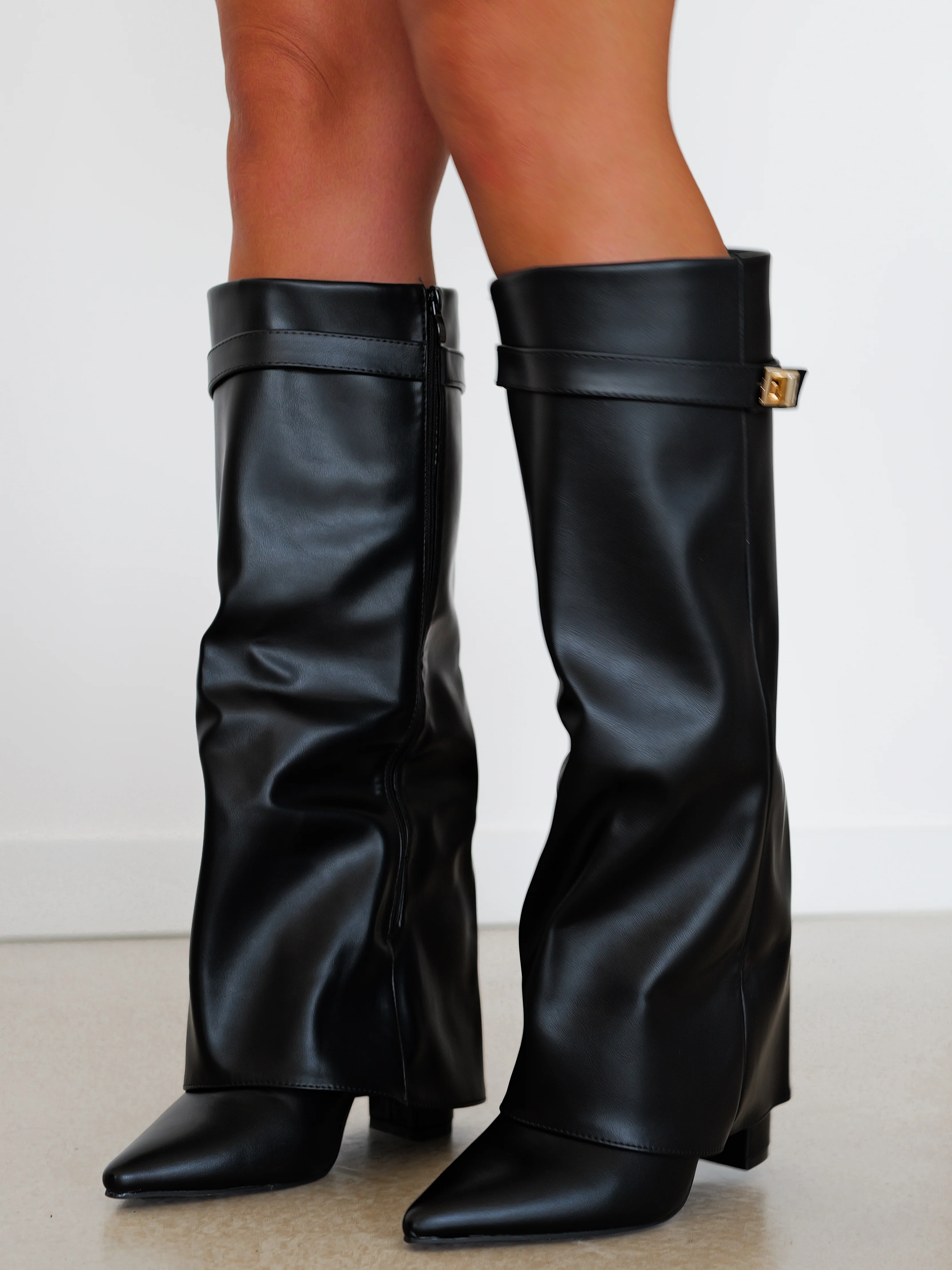 Bota tacón solapa detalle negra - Image 8