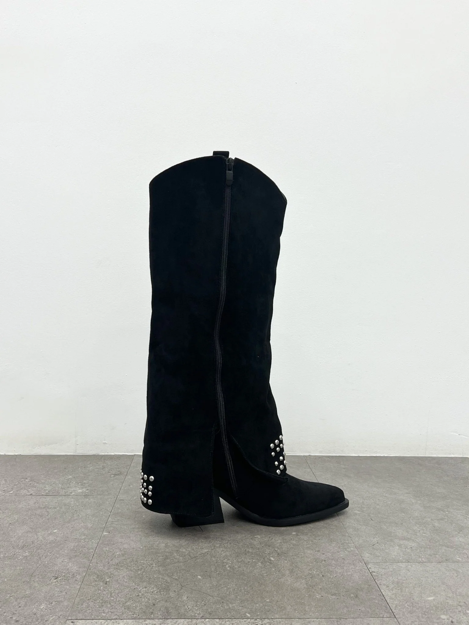 Bota solapa tachuelas ante negro - Image 3