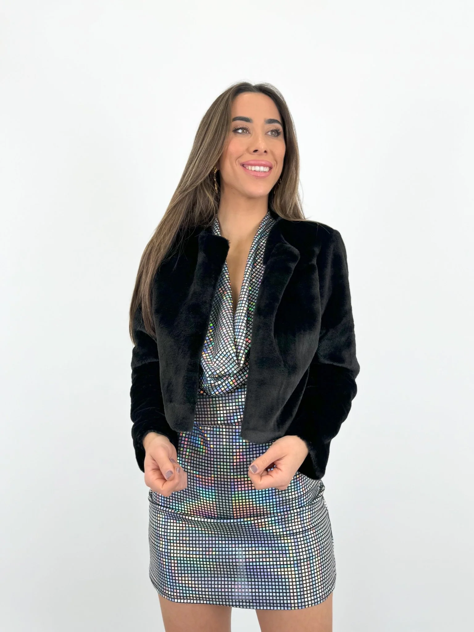 Chaqueta crop pelo negra - Image 7