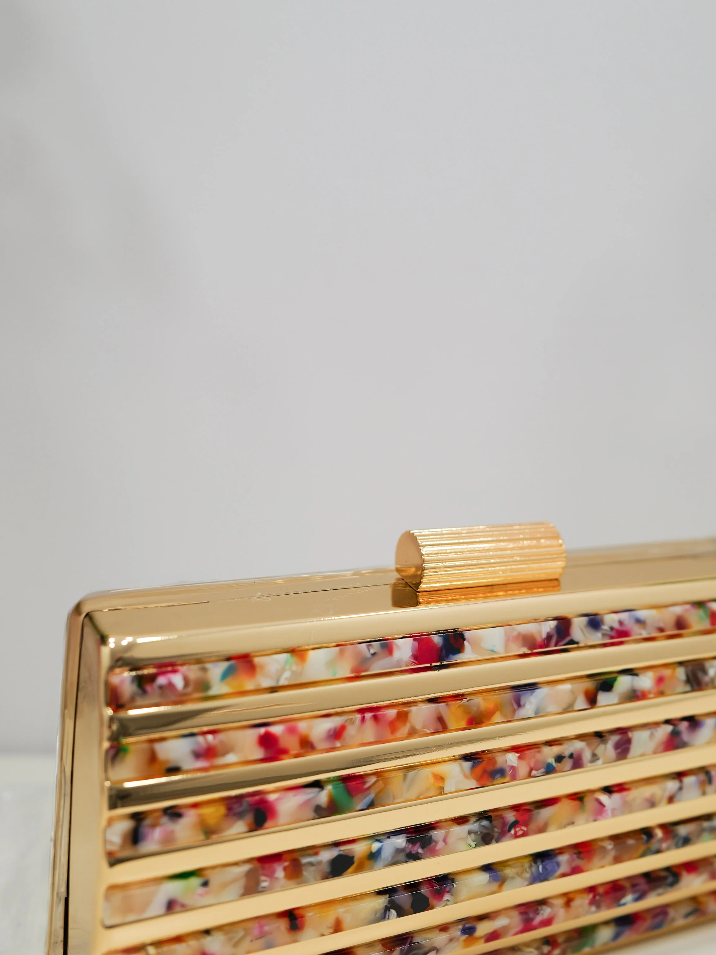 Clutch bandas colores dorado - Image 8