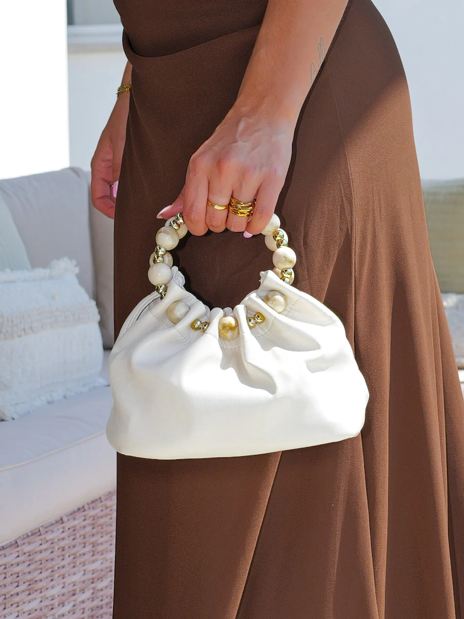 Clutch bombonera asa beige - Image 2