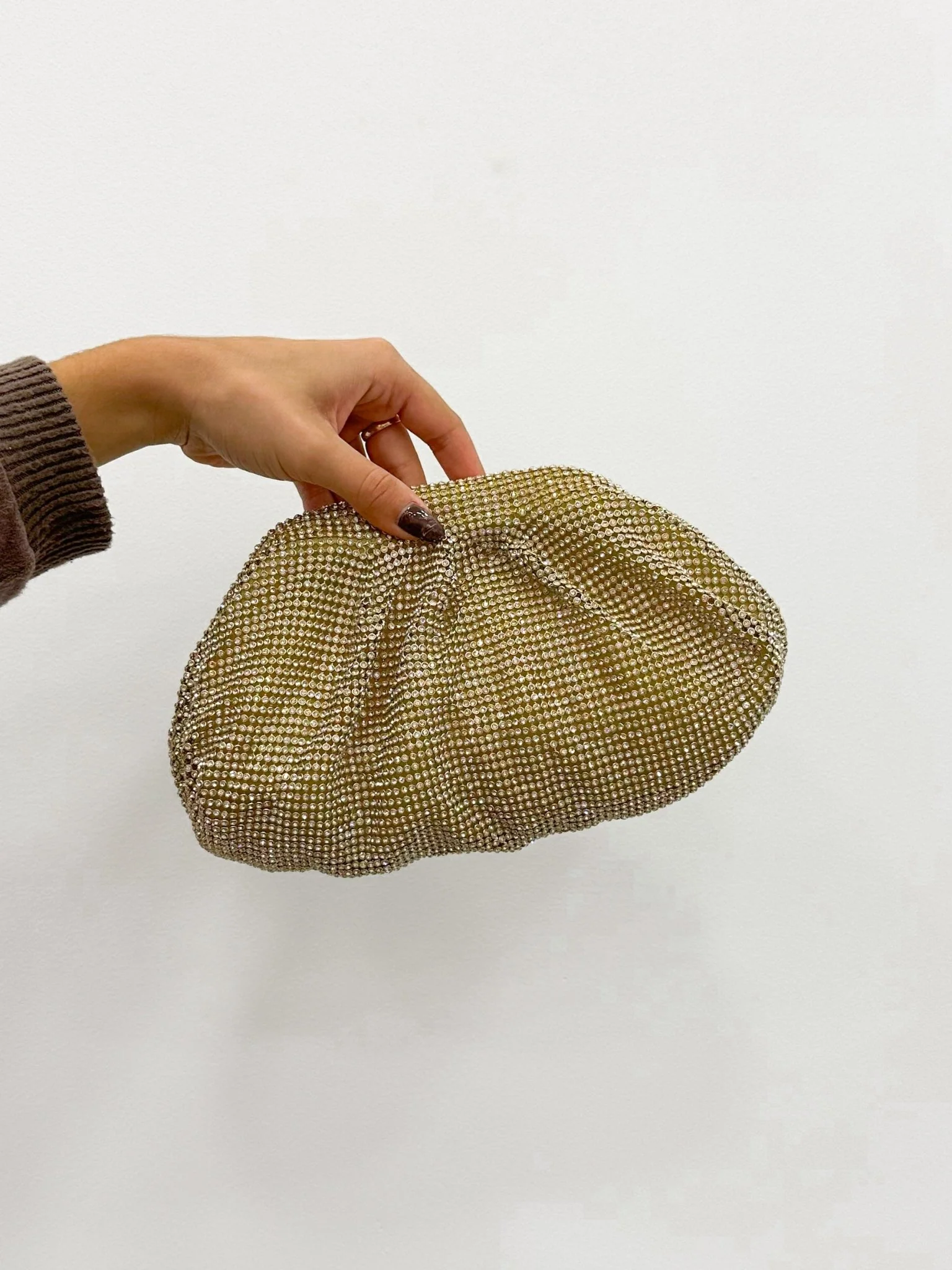 Clutch bombonera brillos dorado - Image 3