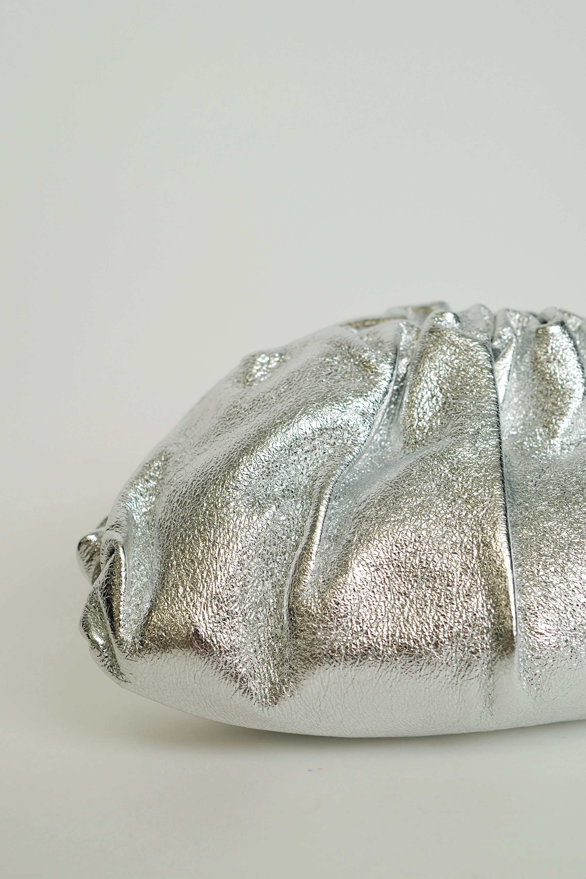 Clutch piel bombonera plateado - Image 5