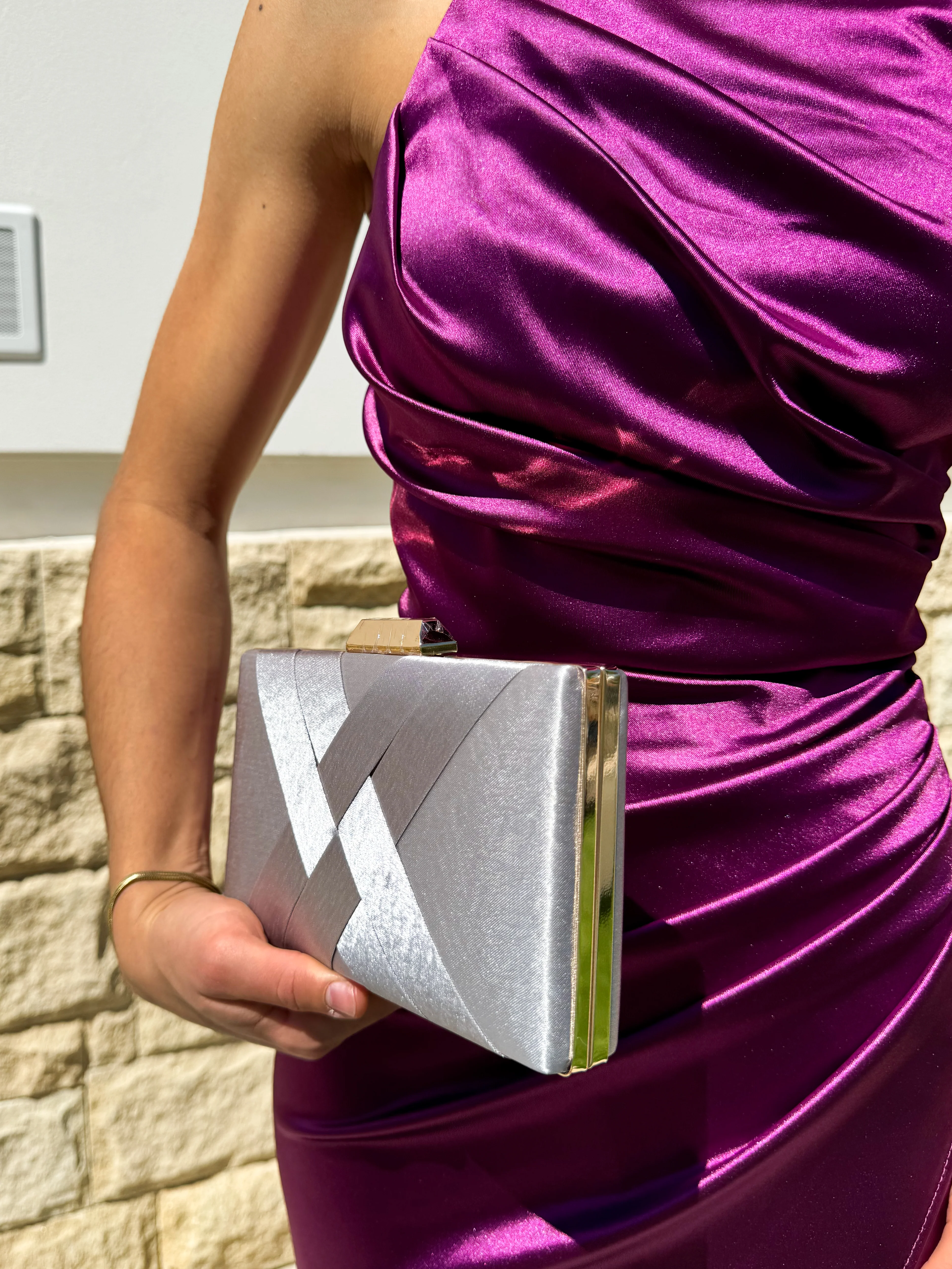 Clutch satinado plateado - Image 6