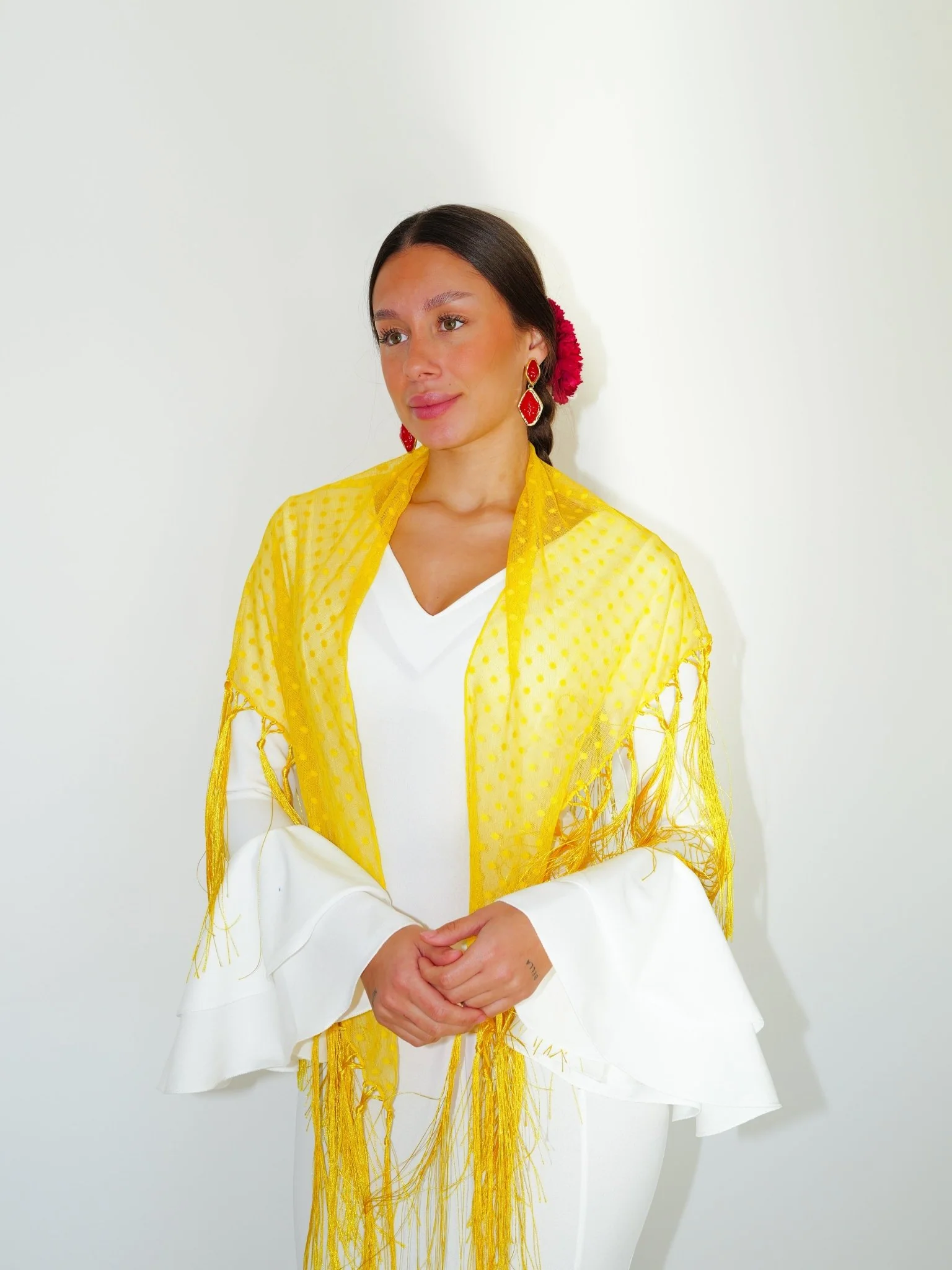 Mantón flamenca topos amarillo - Image 2