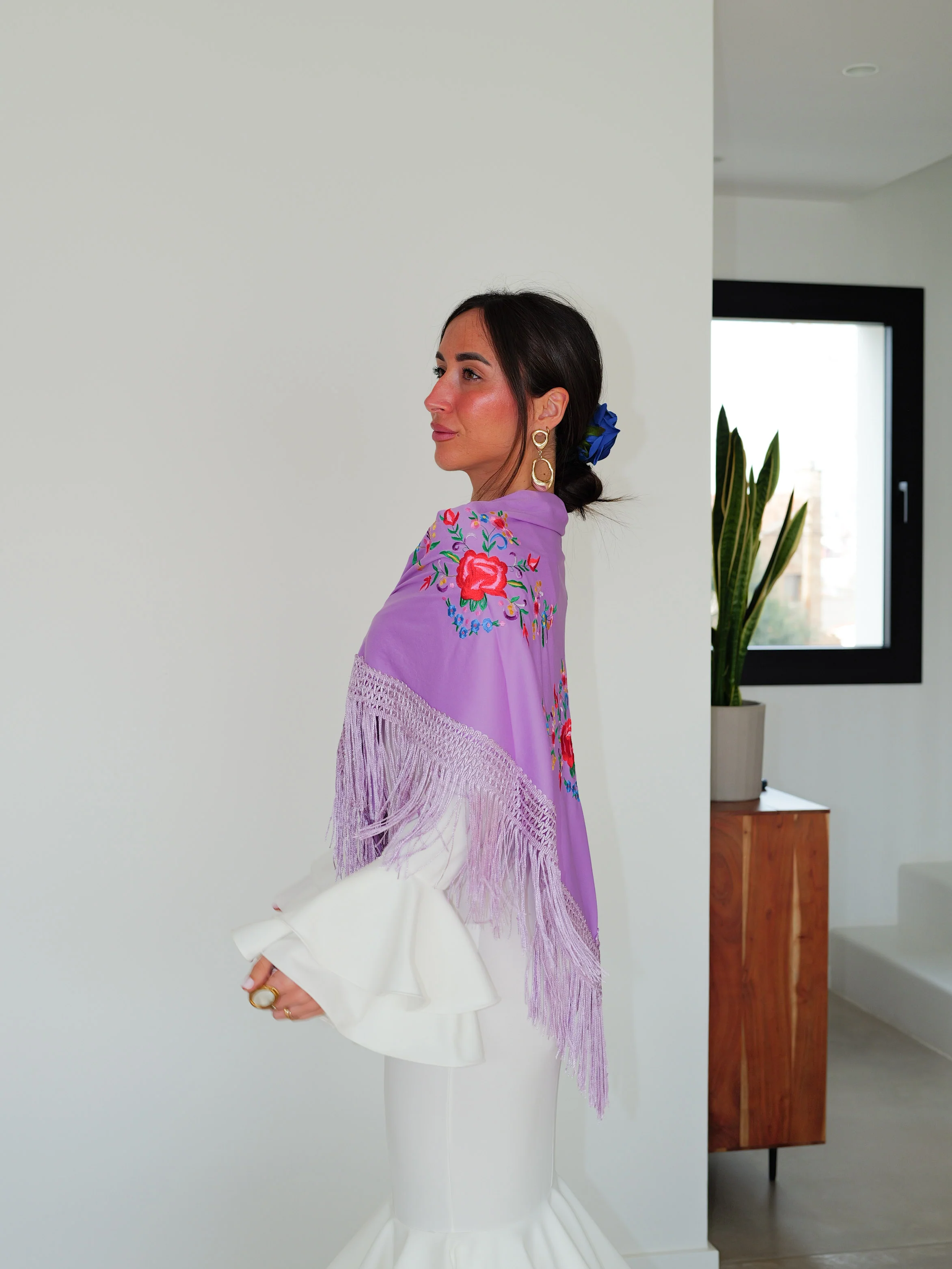 Mantón flamenca bordado flores lila - Image 4
