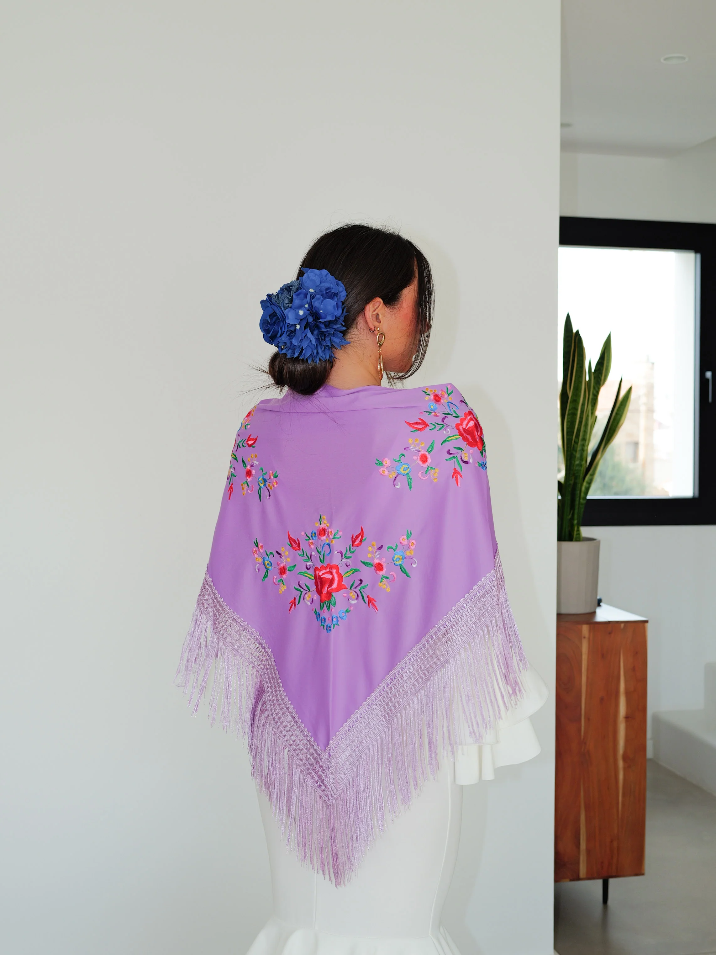 Mantón flamenca bordado flores lila - Image 5