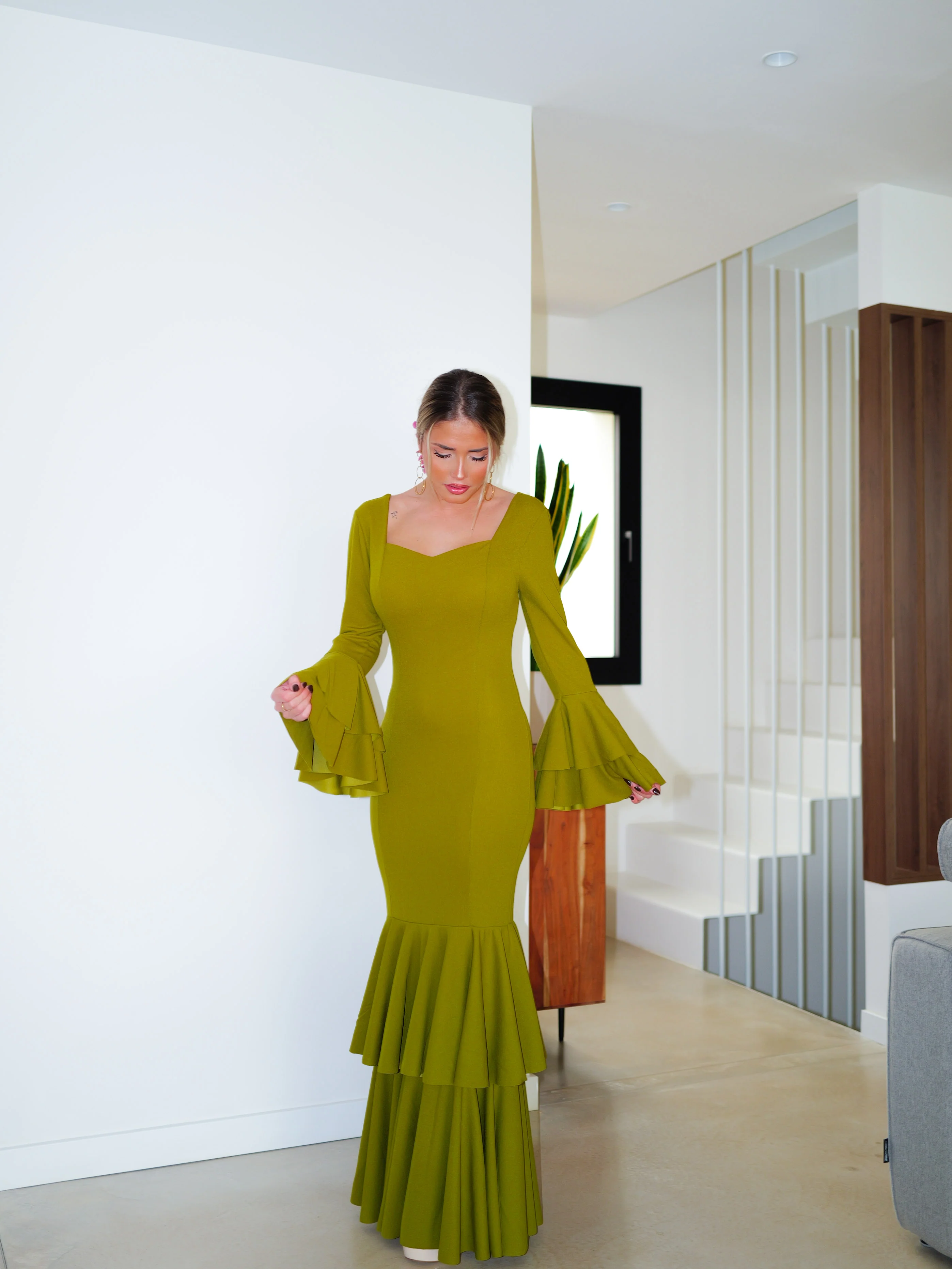 Traje flamenca volantes escote pico oliva - Image 6