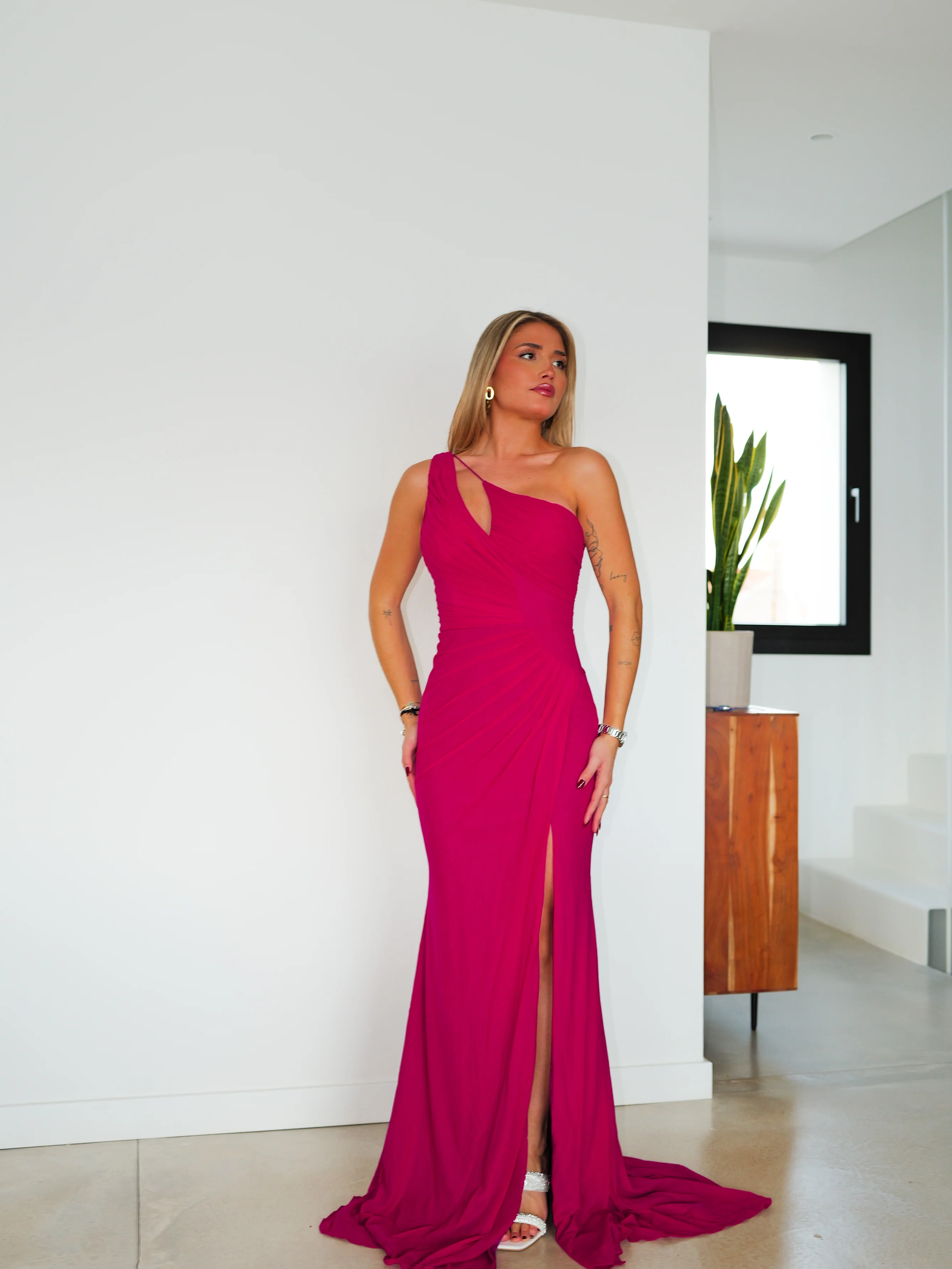 Vestido asimétrico drapeado fucsia - Image 5