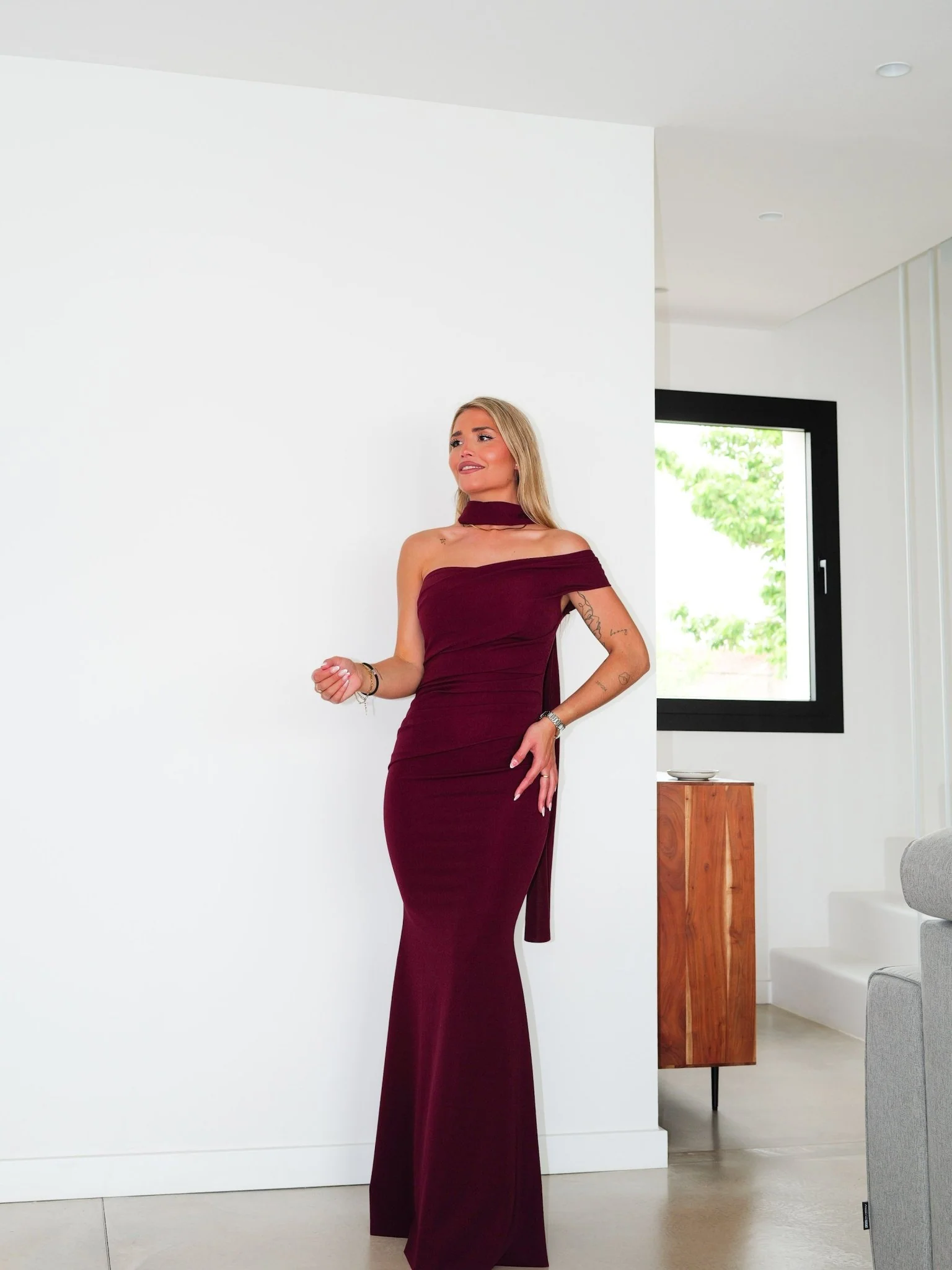 Vestido choker frunce asimétrico burdeos - Image 3