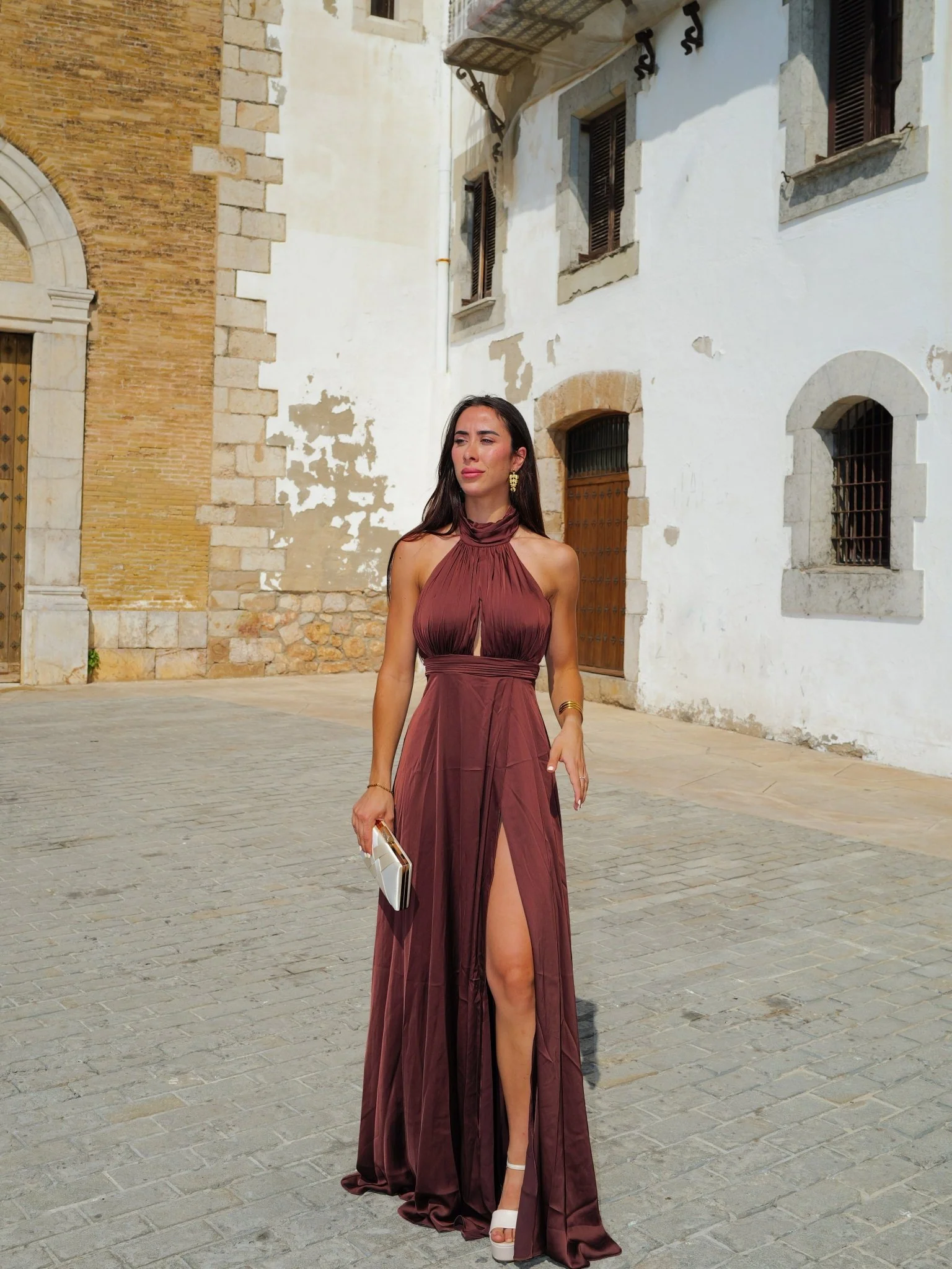 Vestido cuello halter abertura escote chocolate - Image 2
