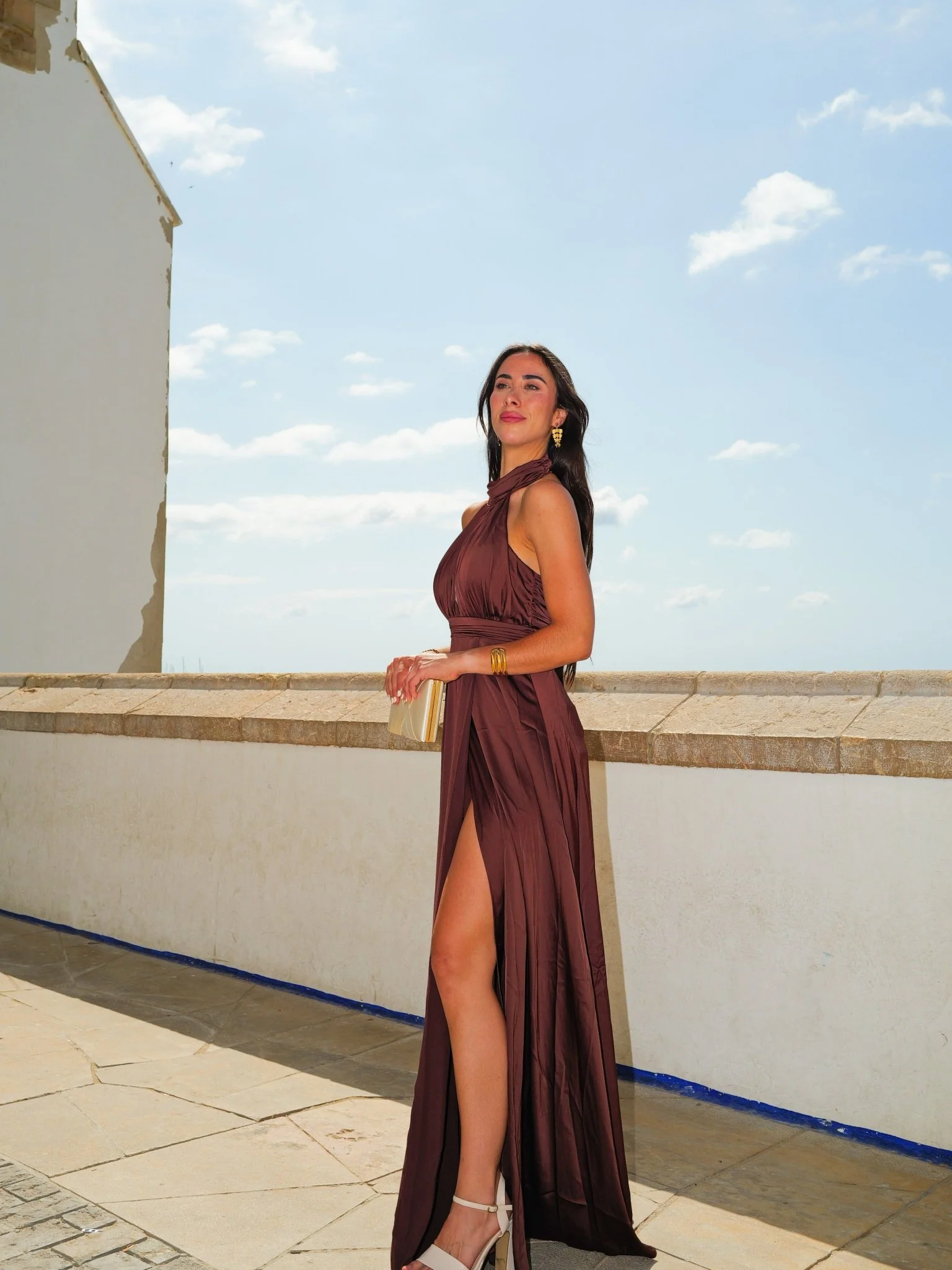 Vestido cuello halter abertura escote chocolate - Image 3