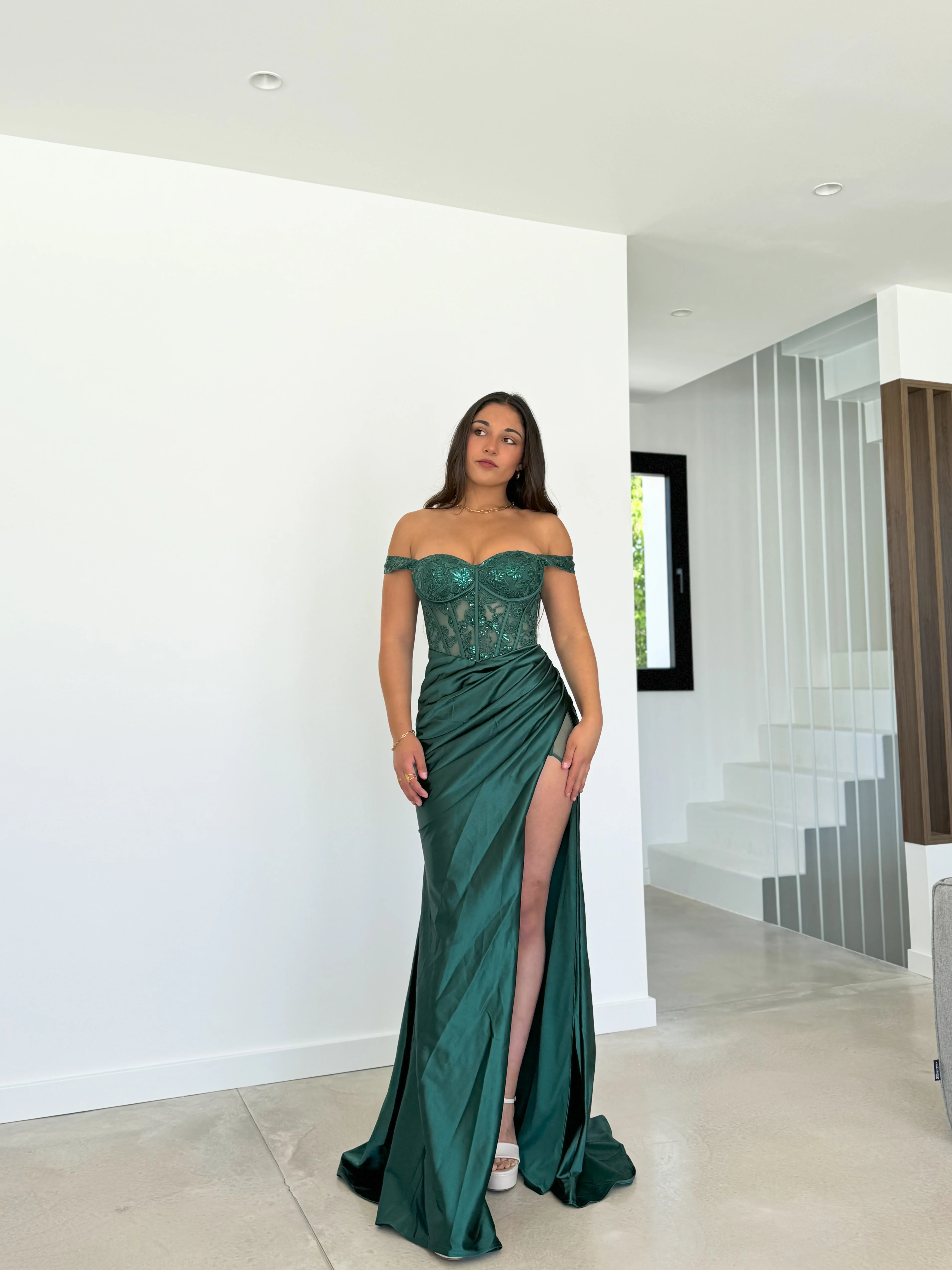 Vestido encaje manguitos satinado botella