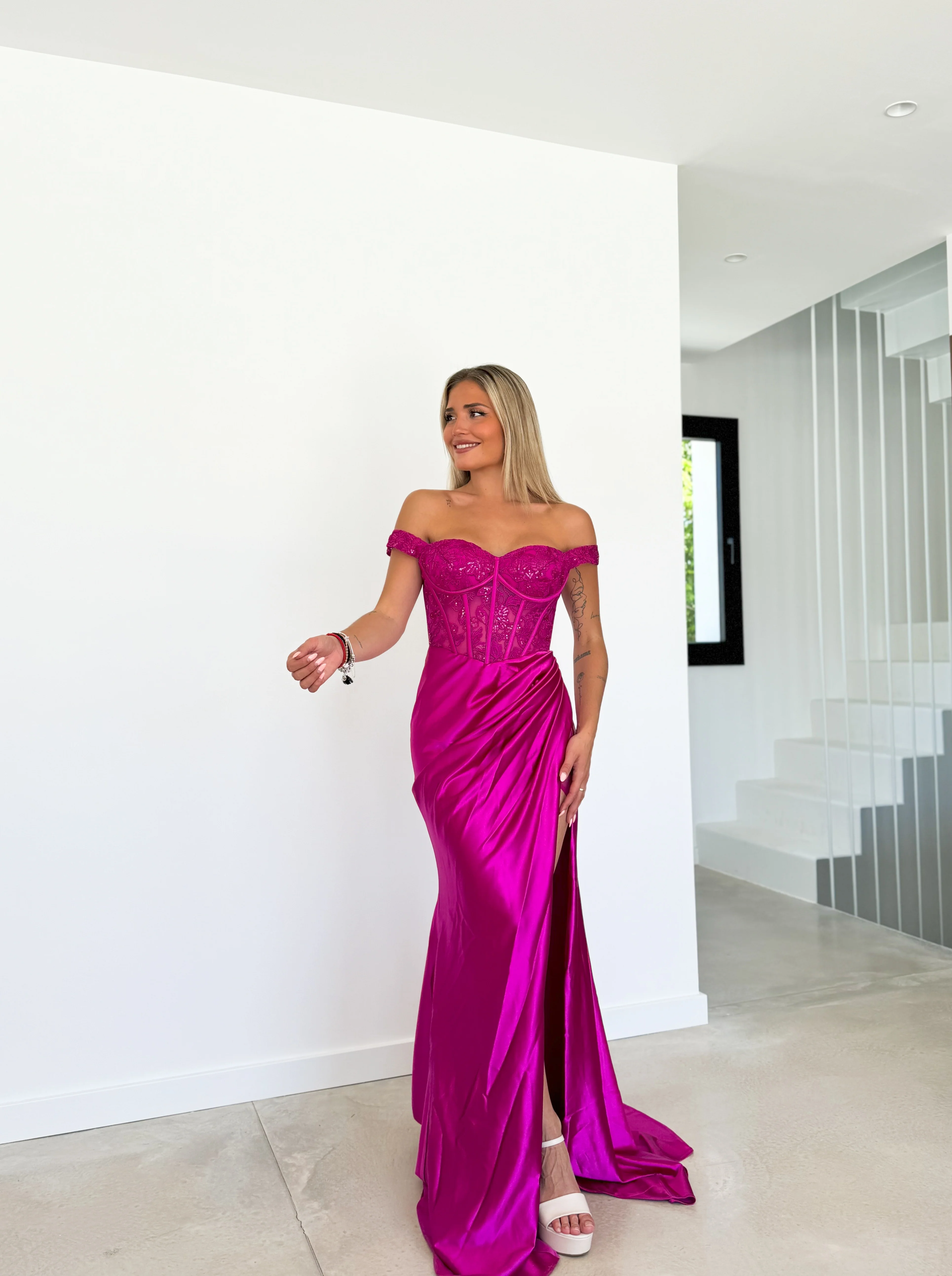 Vestido encaje manguitos satinado fucsia - Image 3