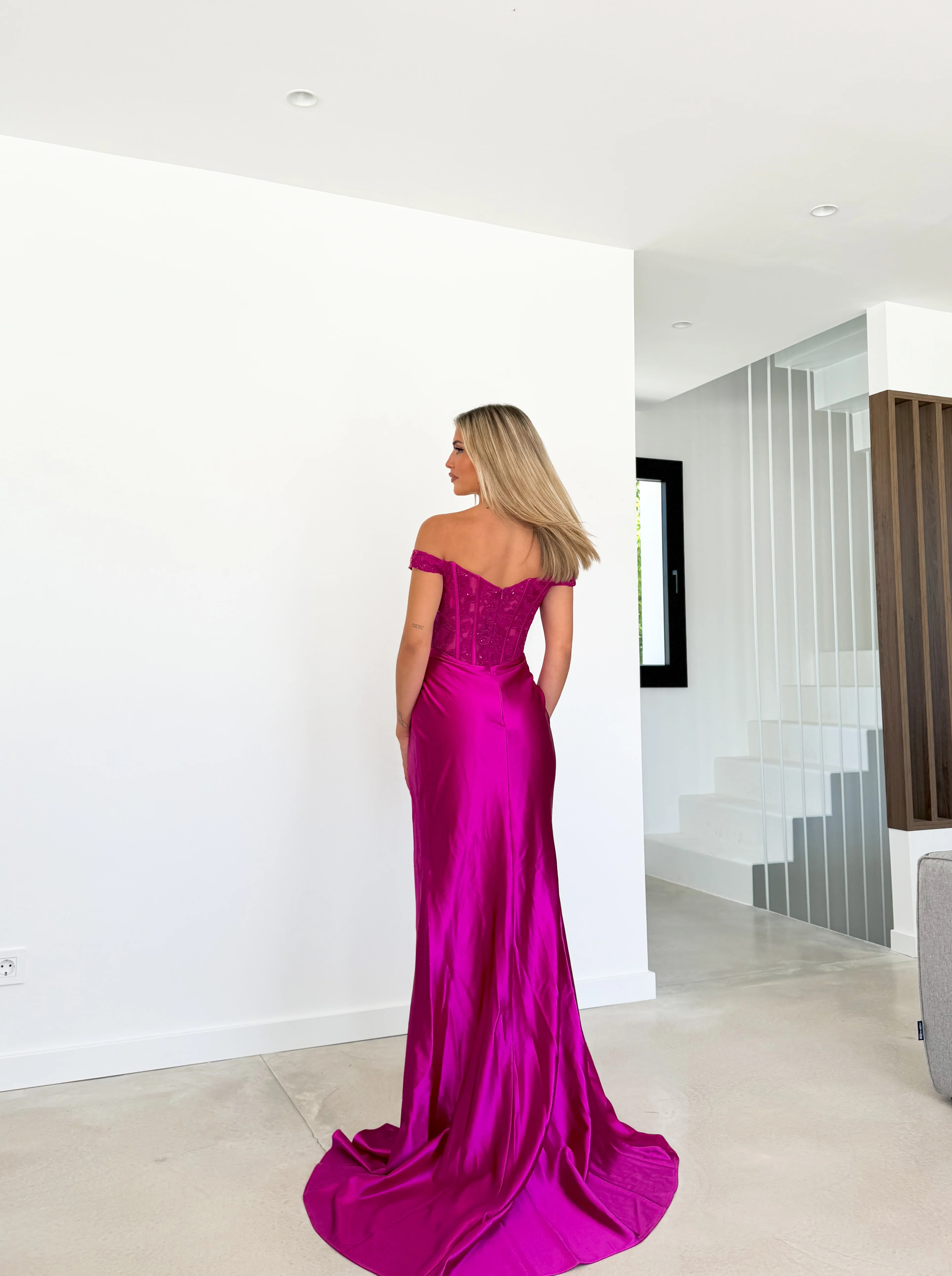Vestido encaje manguitos satinado fucsia - Image 7