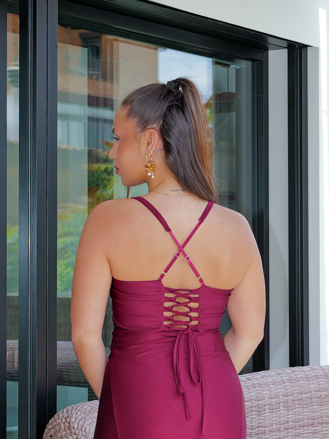 Vestido entrelazado escote concha burdeos - Image 8