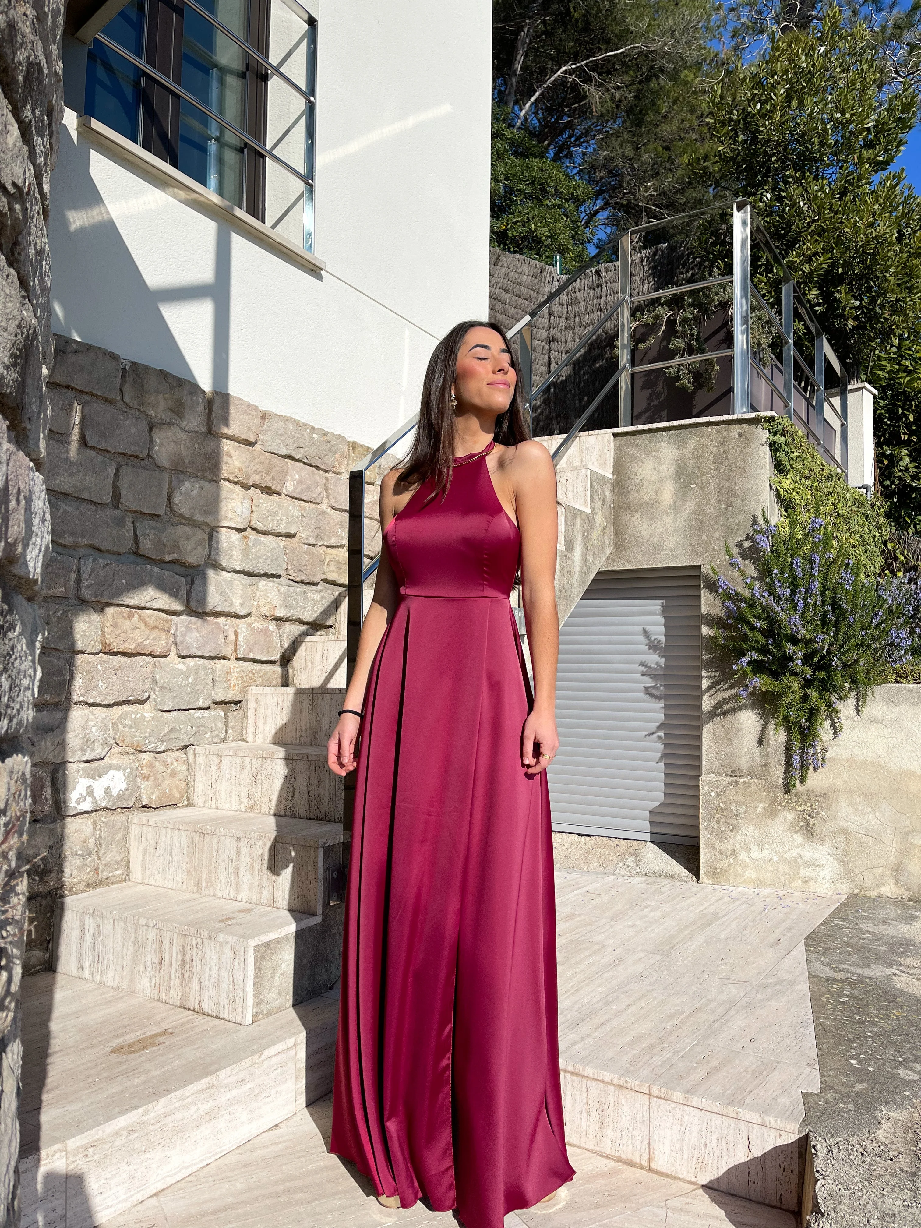 Vestido halter raso burdeos - Image 2