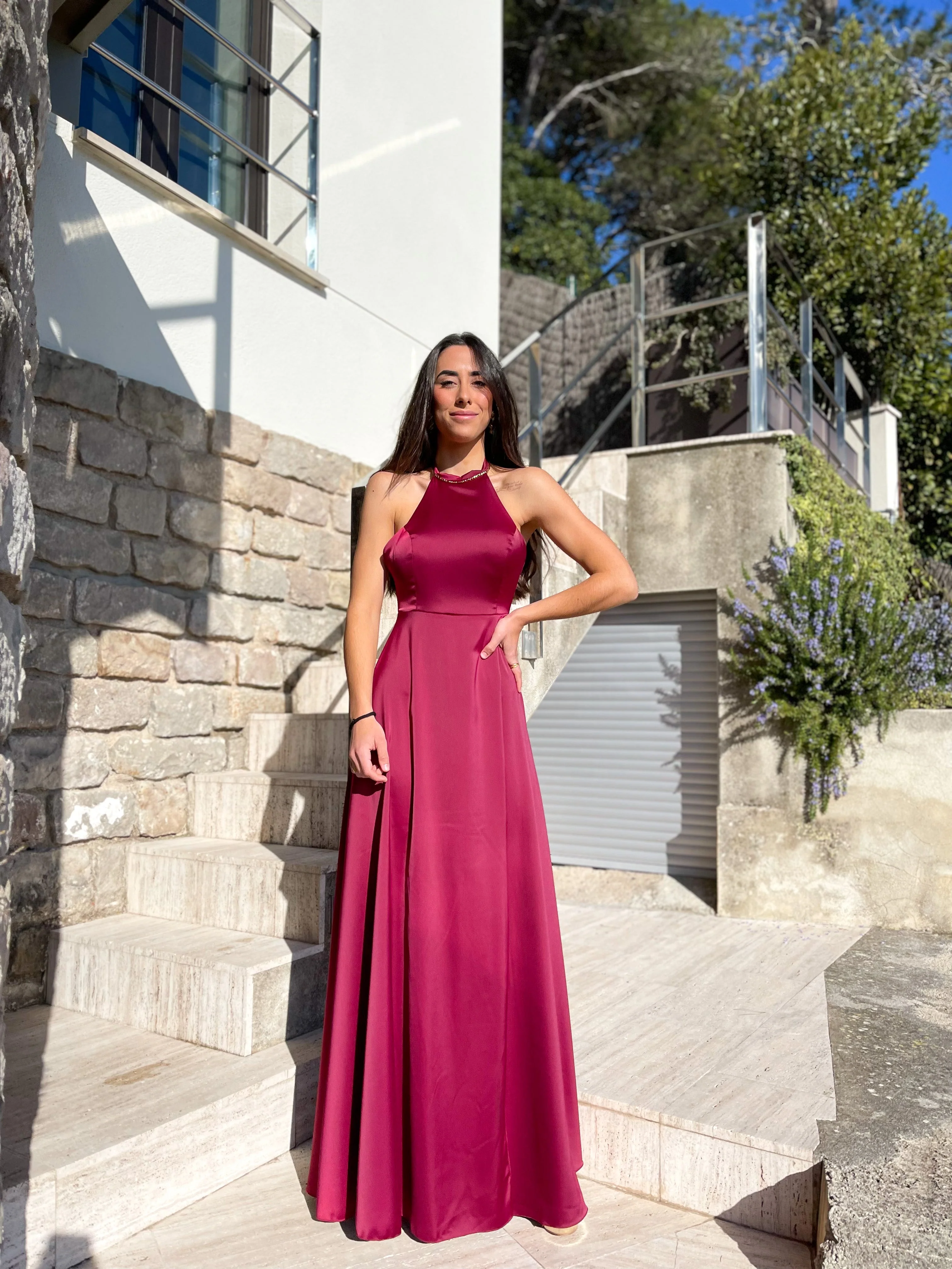 Vestido halter raso burdeos - Image 3