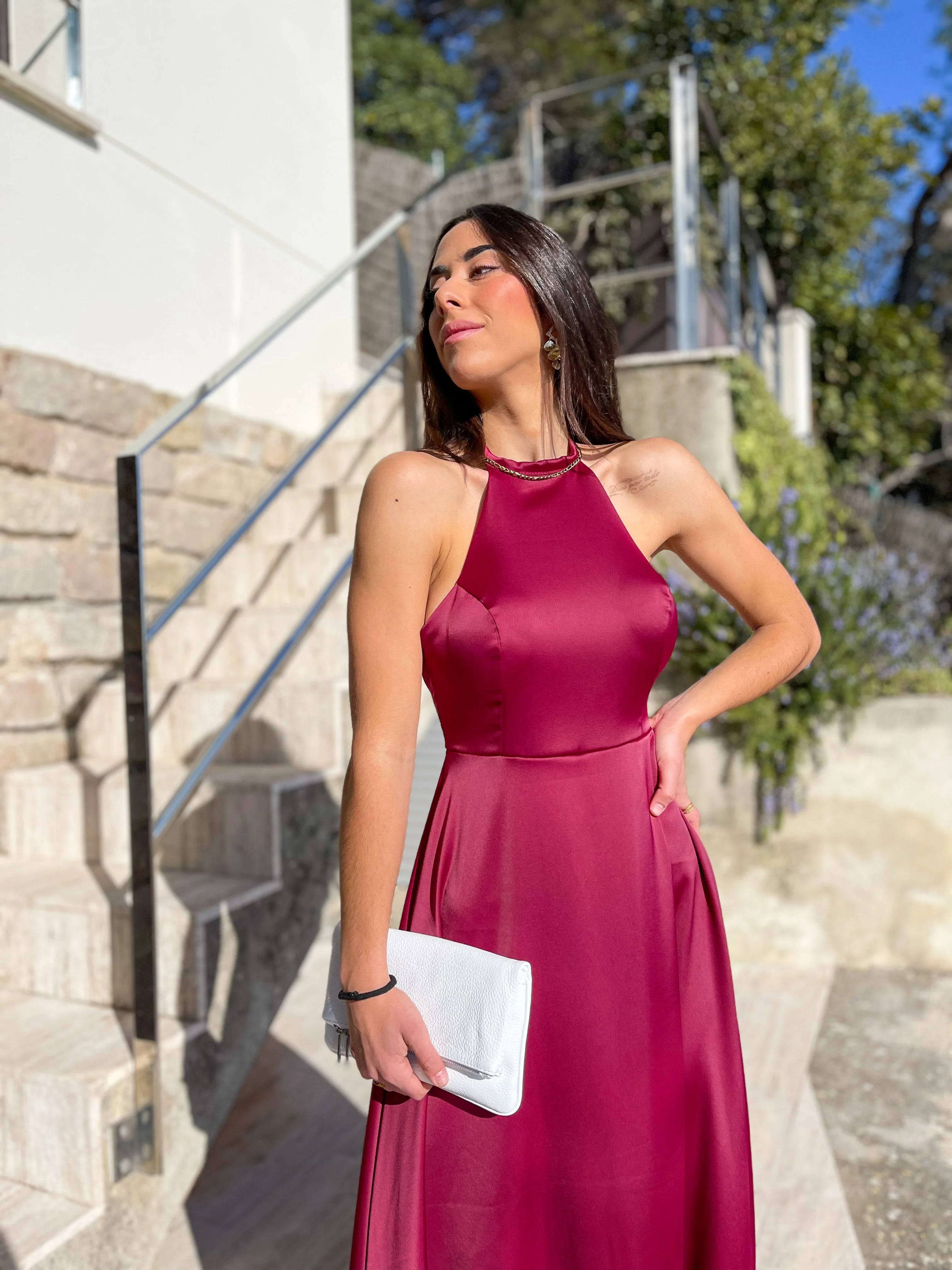 Vestido halter raso burdeos - Image 5