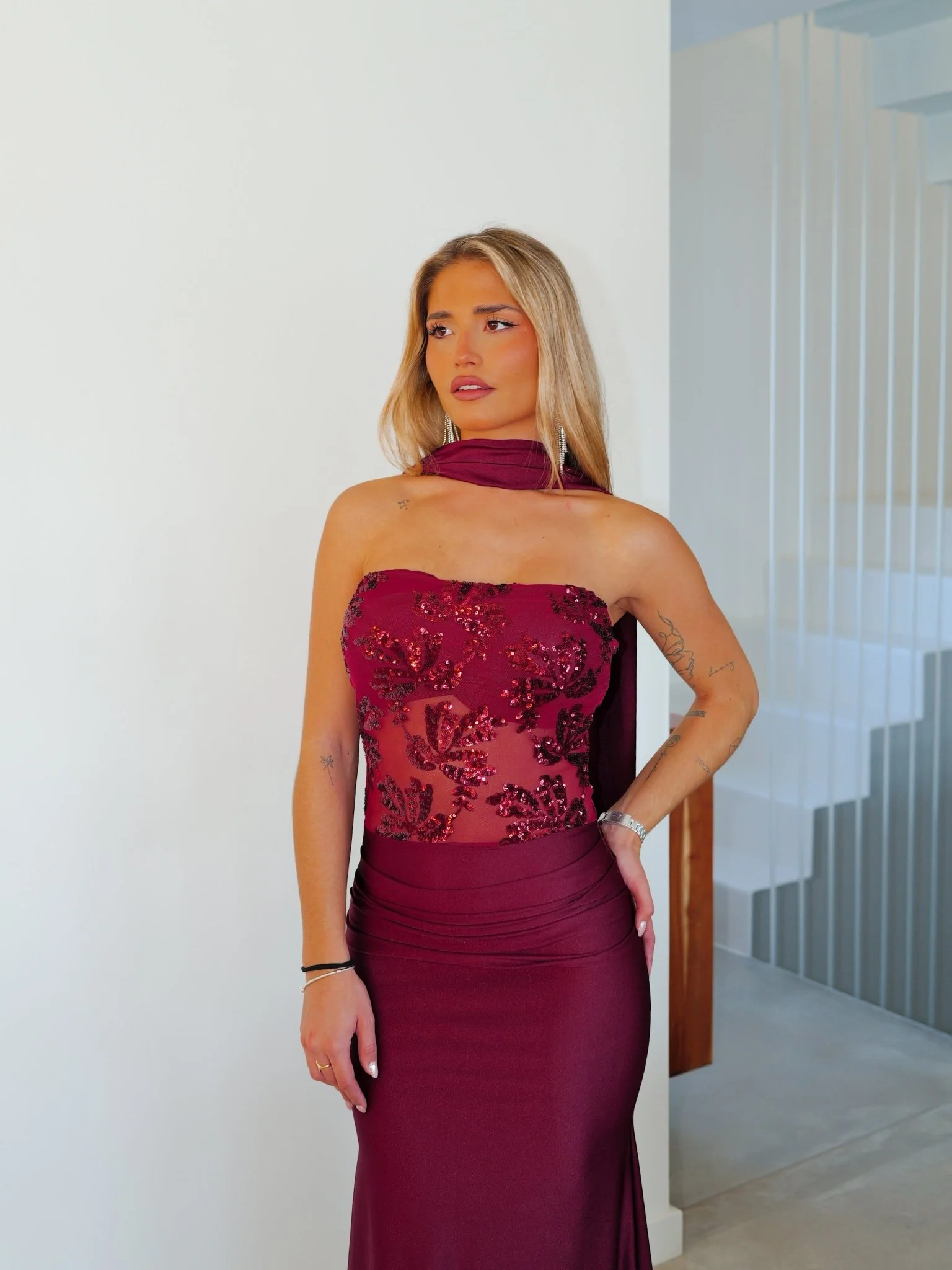 Vestido largo detalles choker palabra burdeos - Image 10