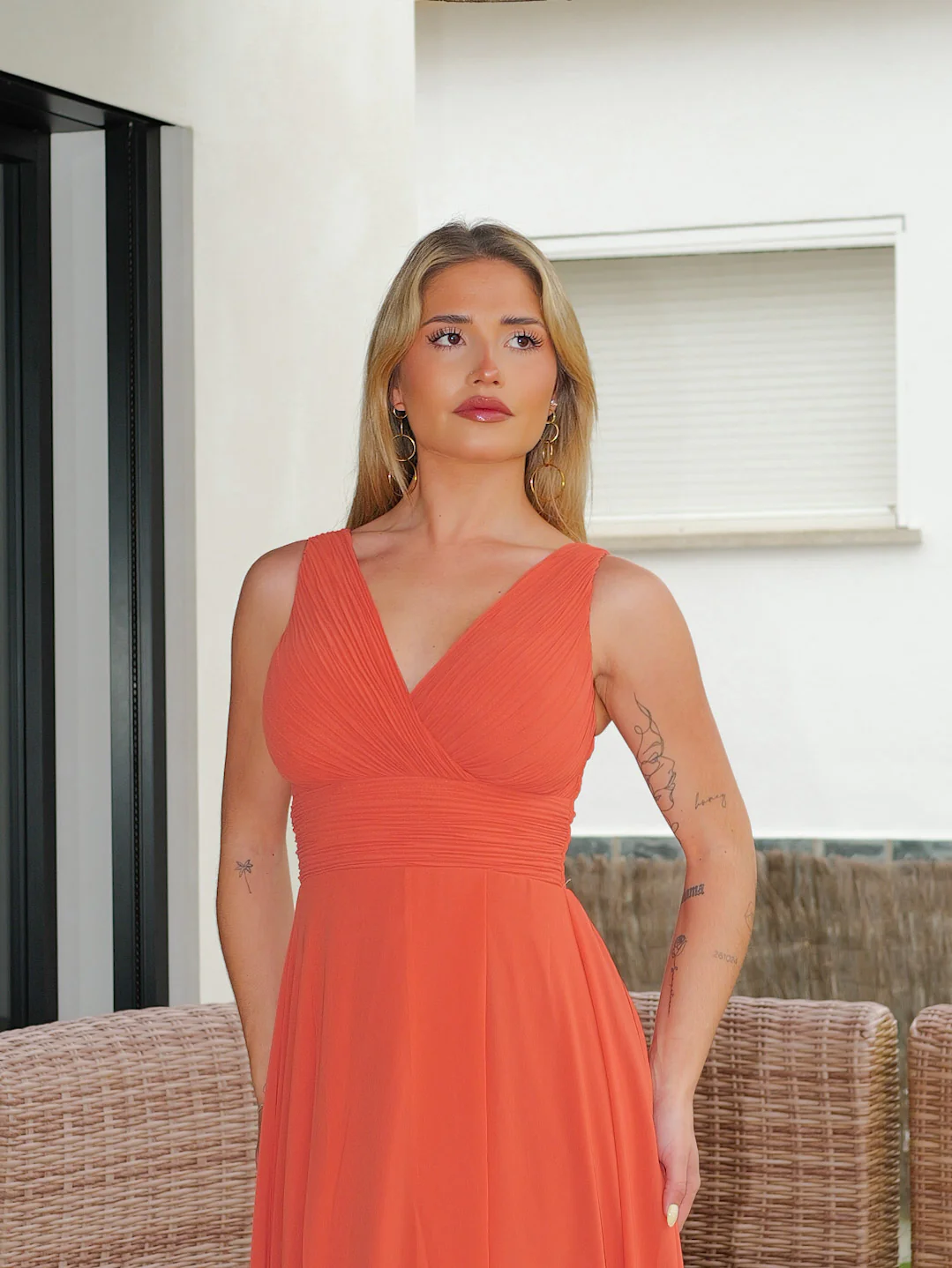 Vestido largo escote pico drapeado coral - Image 2