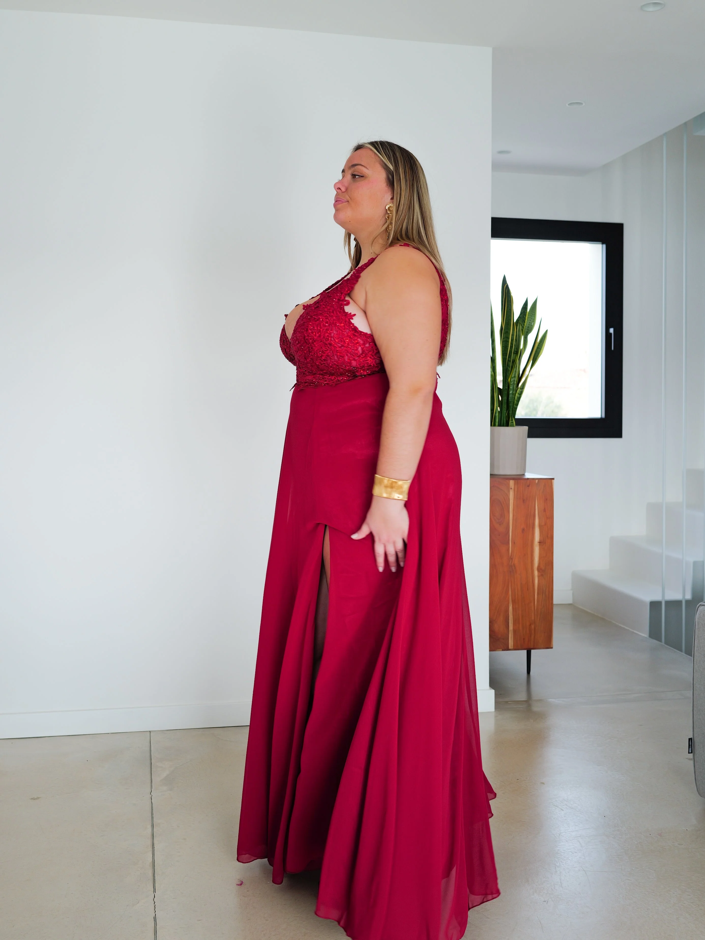 Vestido largo escote pico pedrería burdeos - Image 10