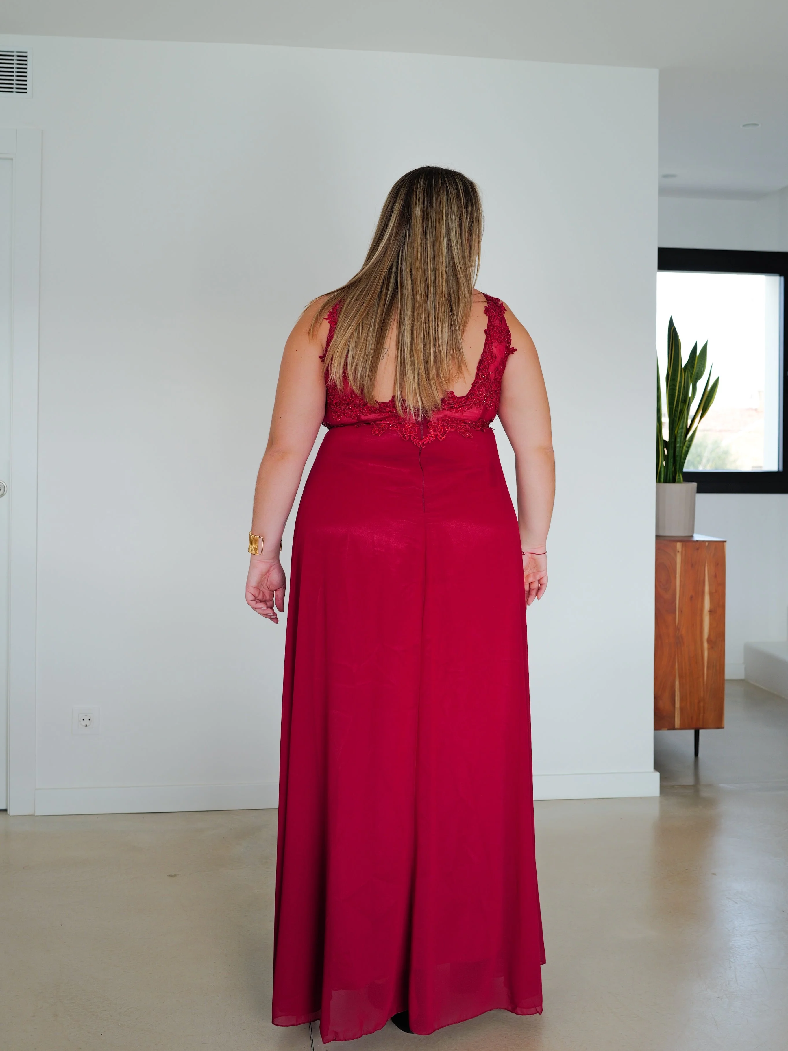 Vestido largo escote pico pedrería burdeos - Image 11