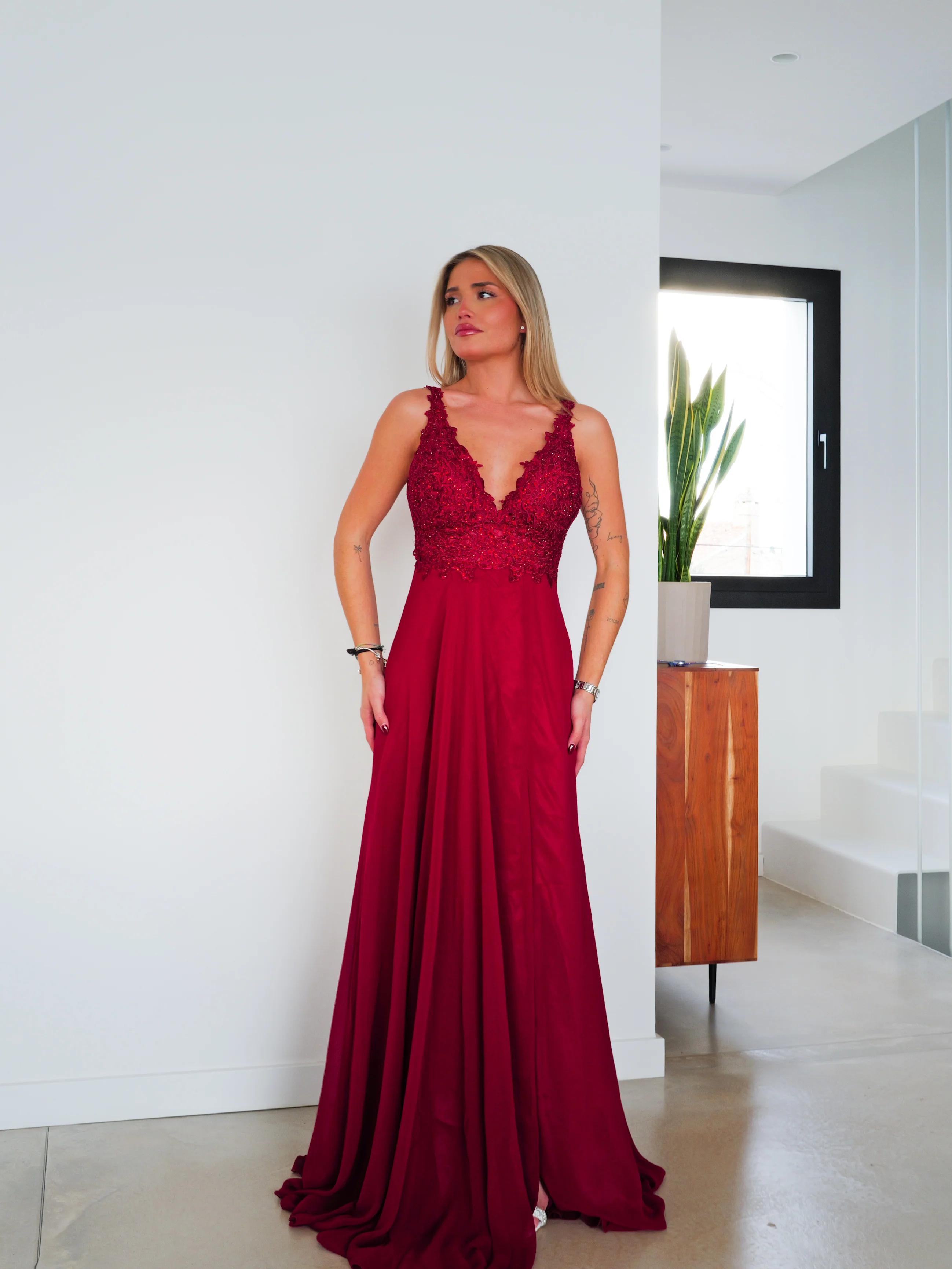 Vestido largo escote pico pedrería burdeos - Image 5