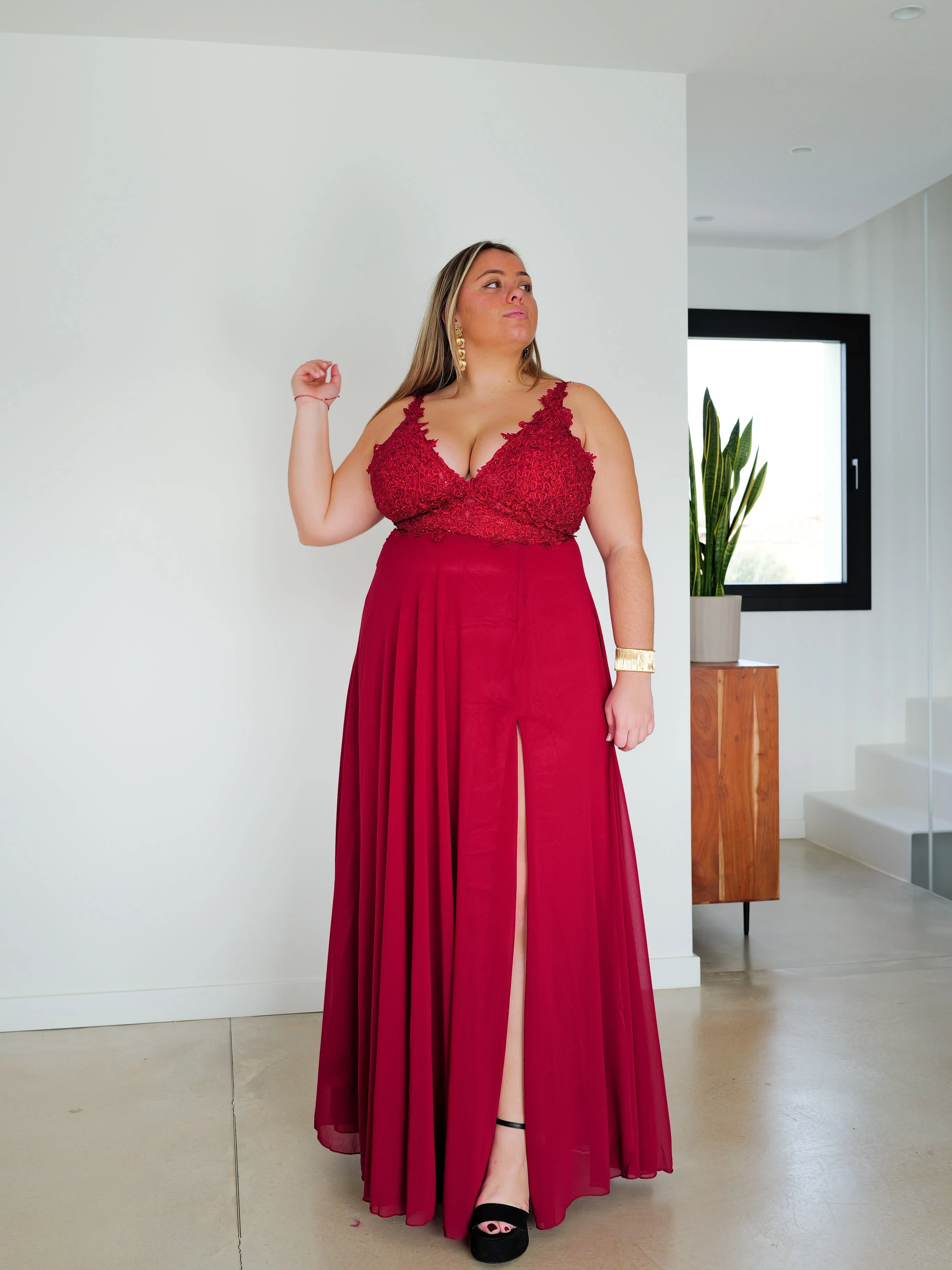 Vestido largo escote pico pedrería burdeos - Image 6