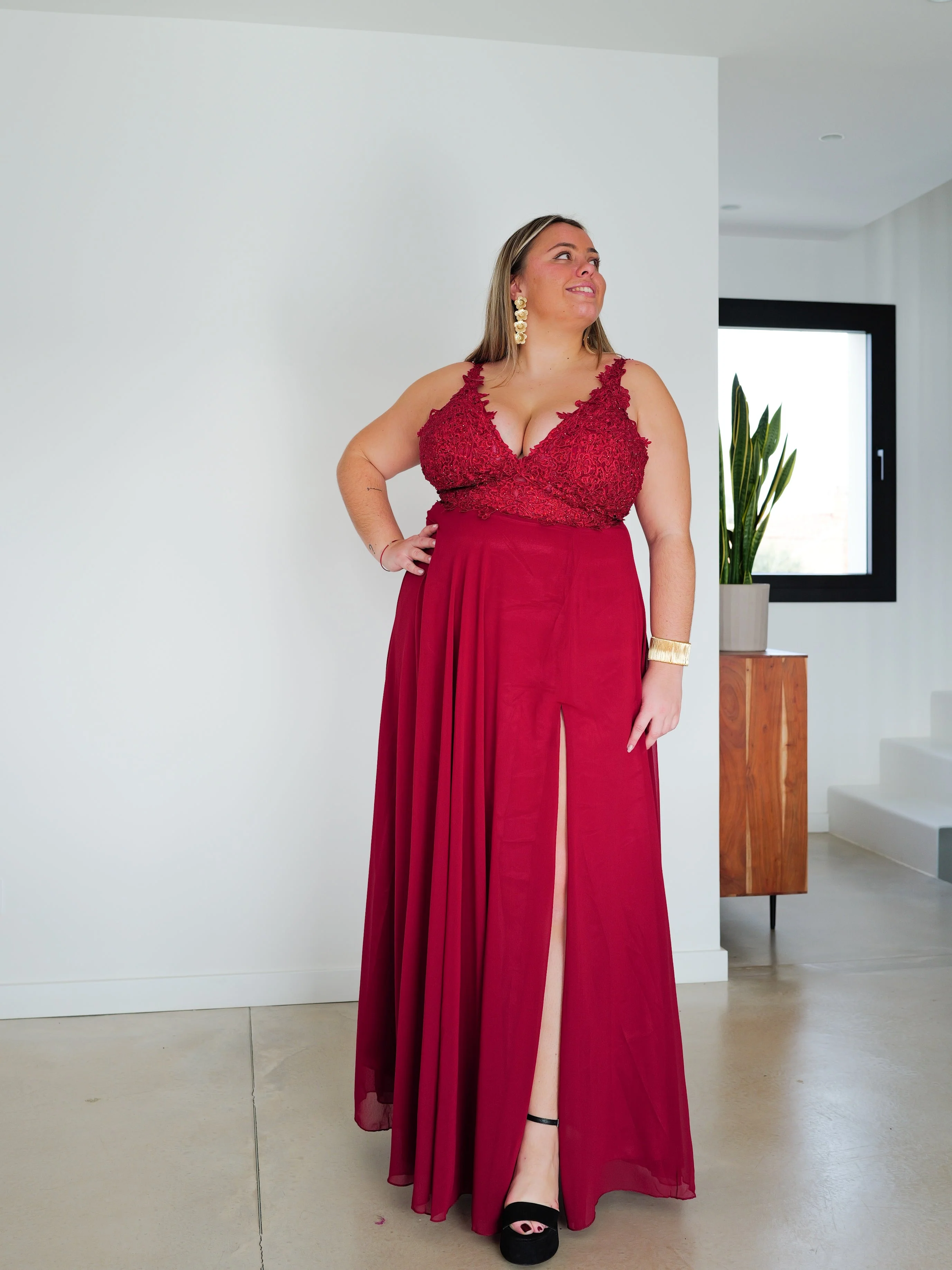 Vestido largo escote pico pedrería burdeos - Image 7