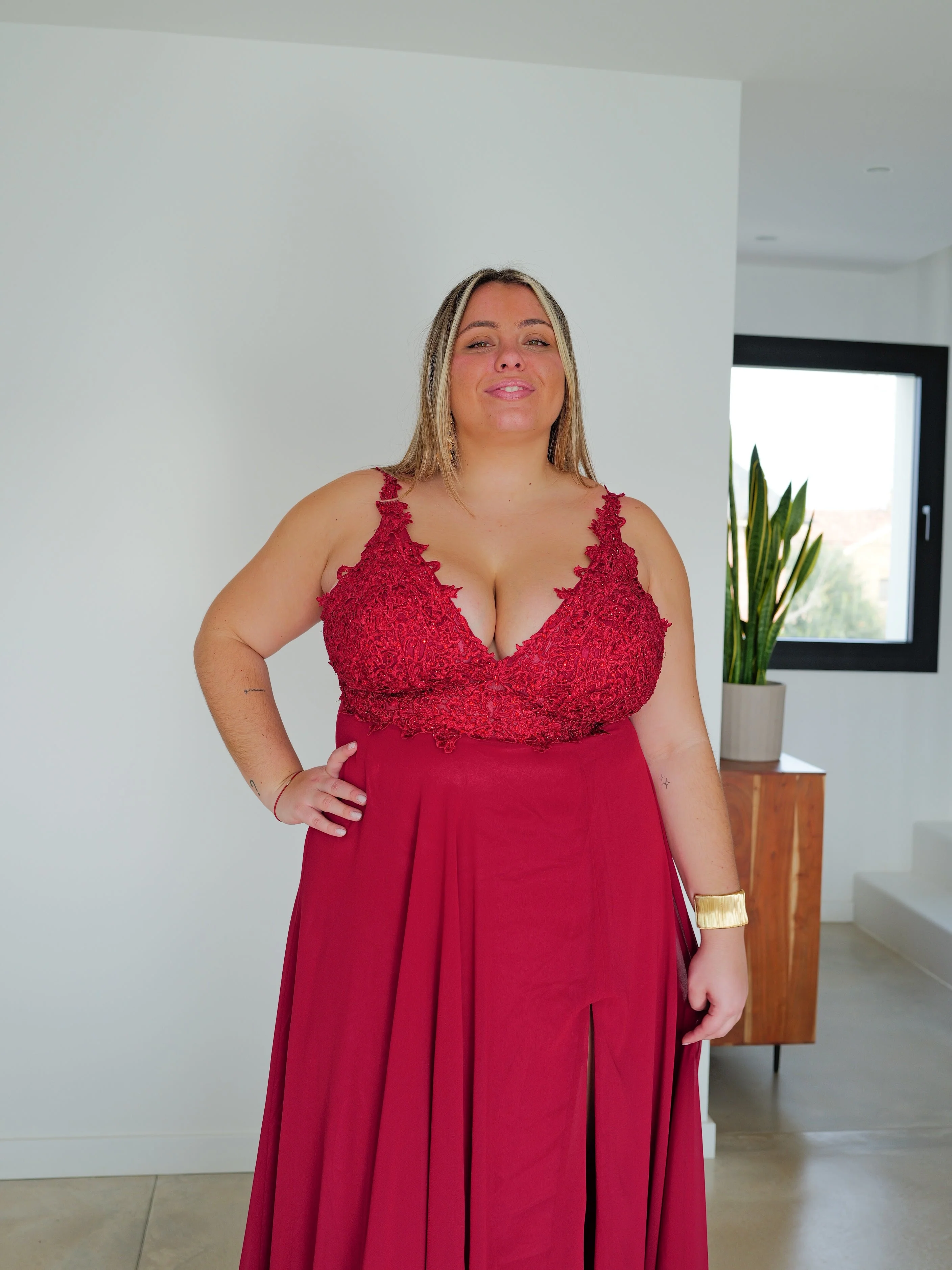 Vestido largo escote pico pedrería burdeos - Image 8