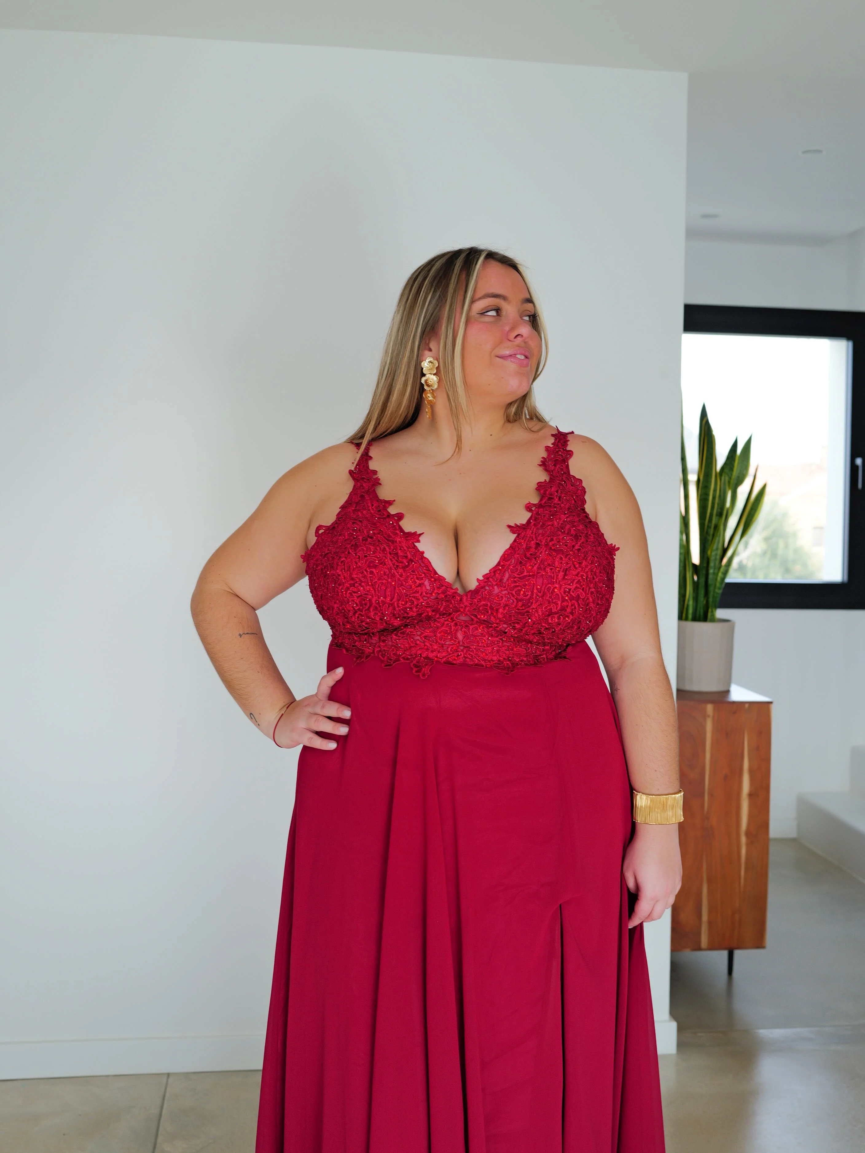 Vestido largo escote pico pedrería burdeos - Image 9
