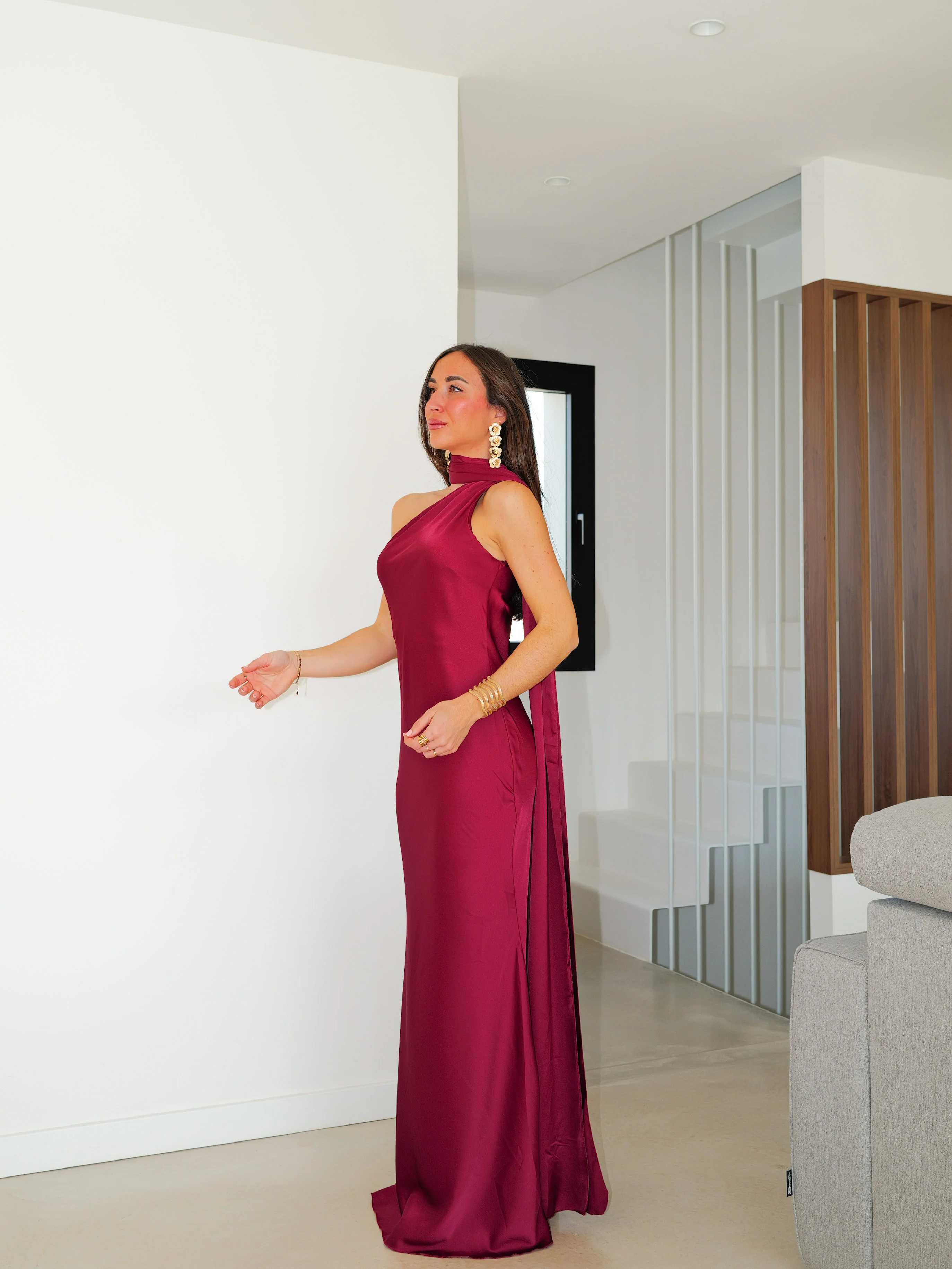 Vestido largo raso choker burdeos