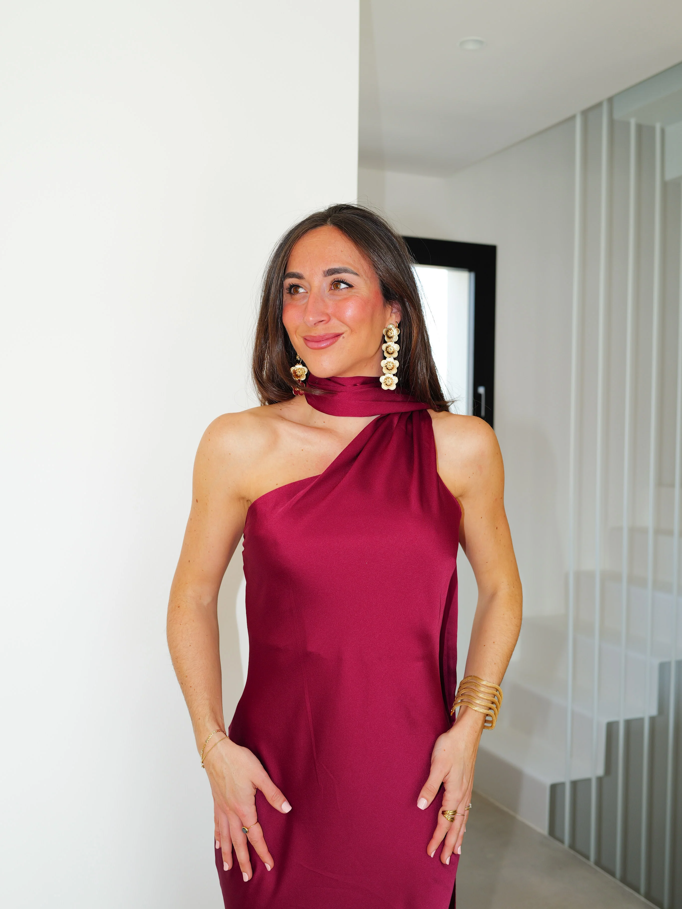 Vestido largo raso choker burdeos - Image 7