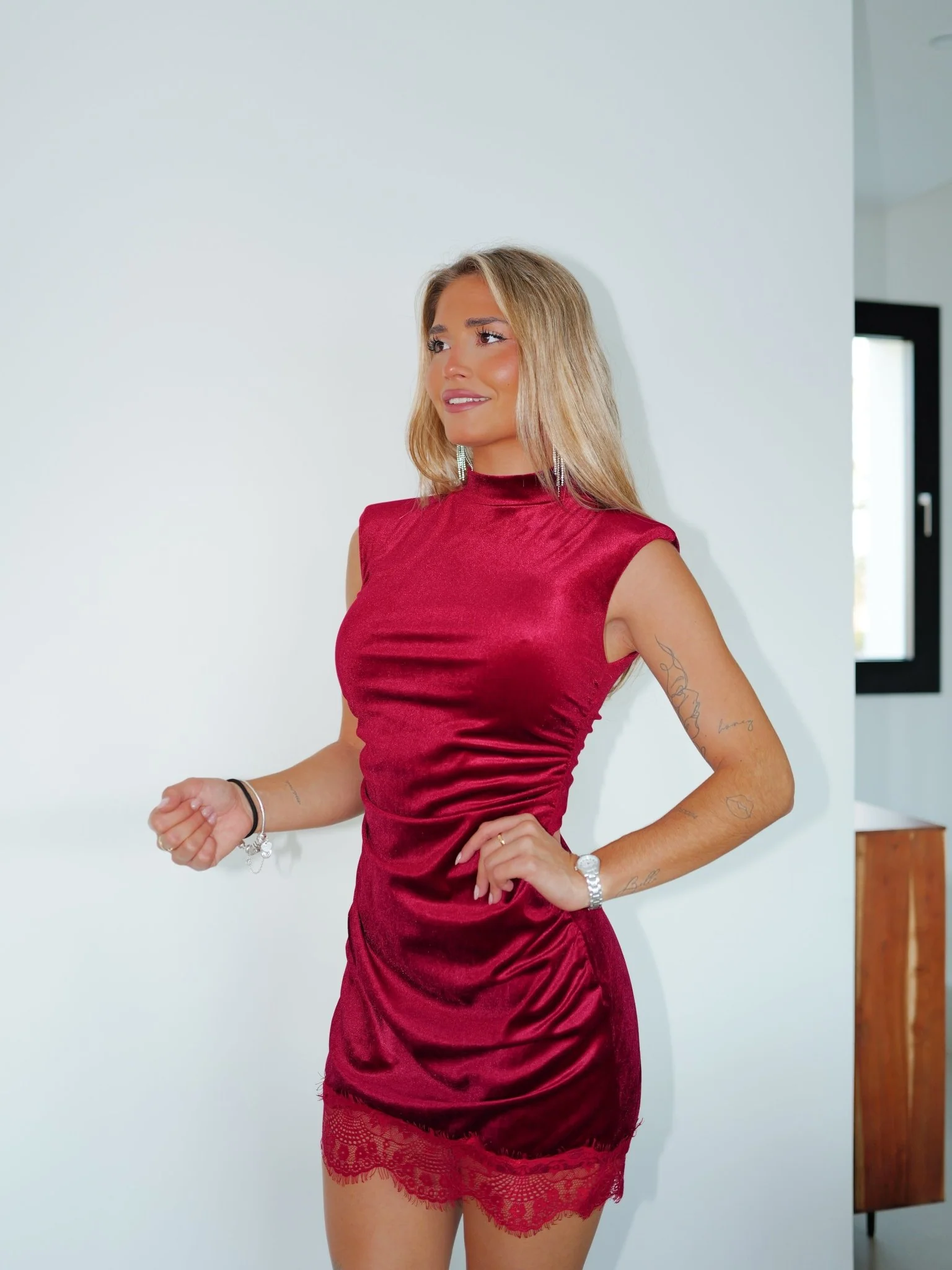 Vestido mini velvet bajo lencero burdeos