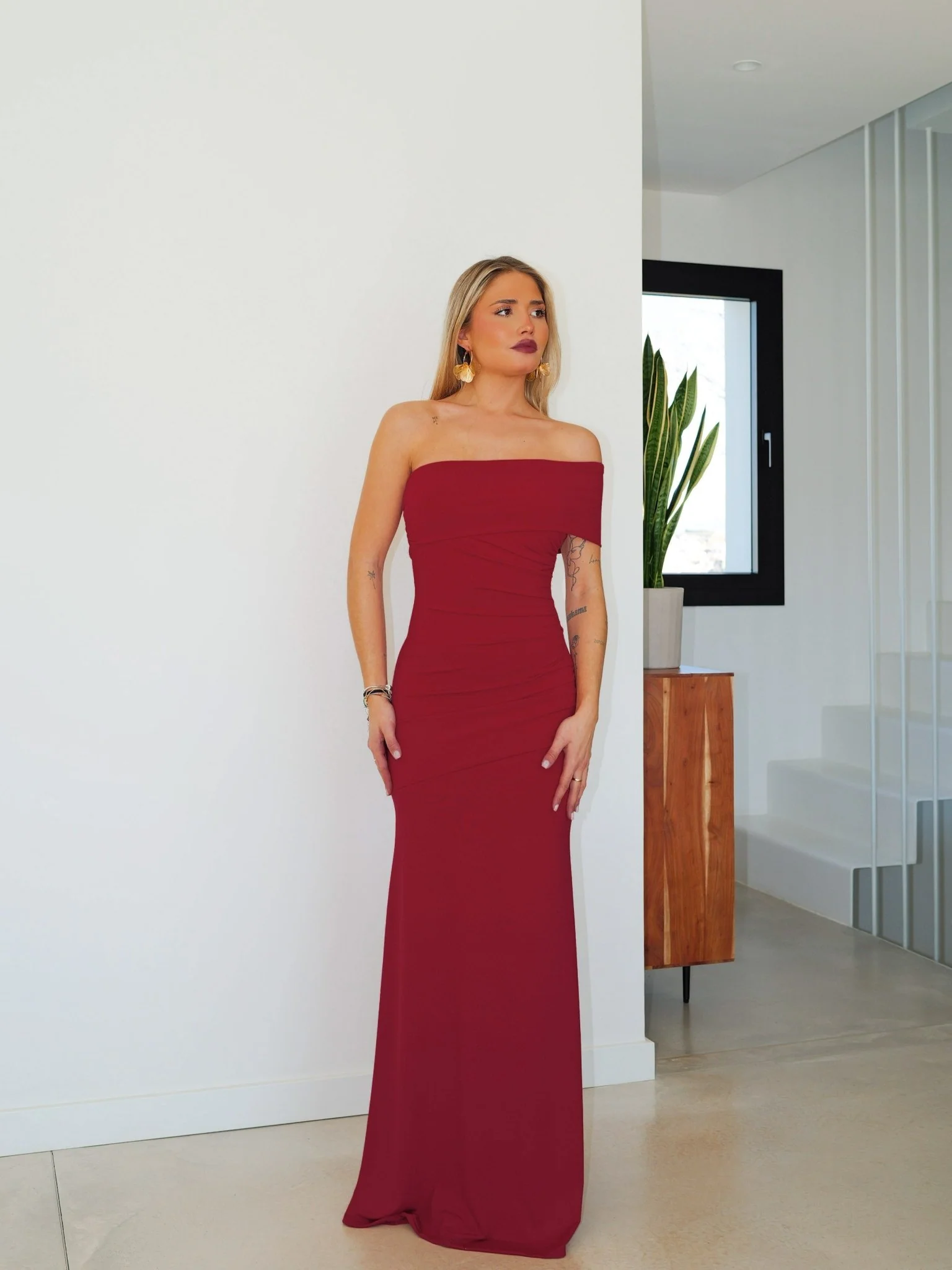 Vestido tirante asimétrico frunce burdeos - Image 3
