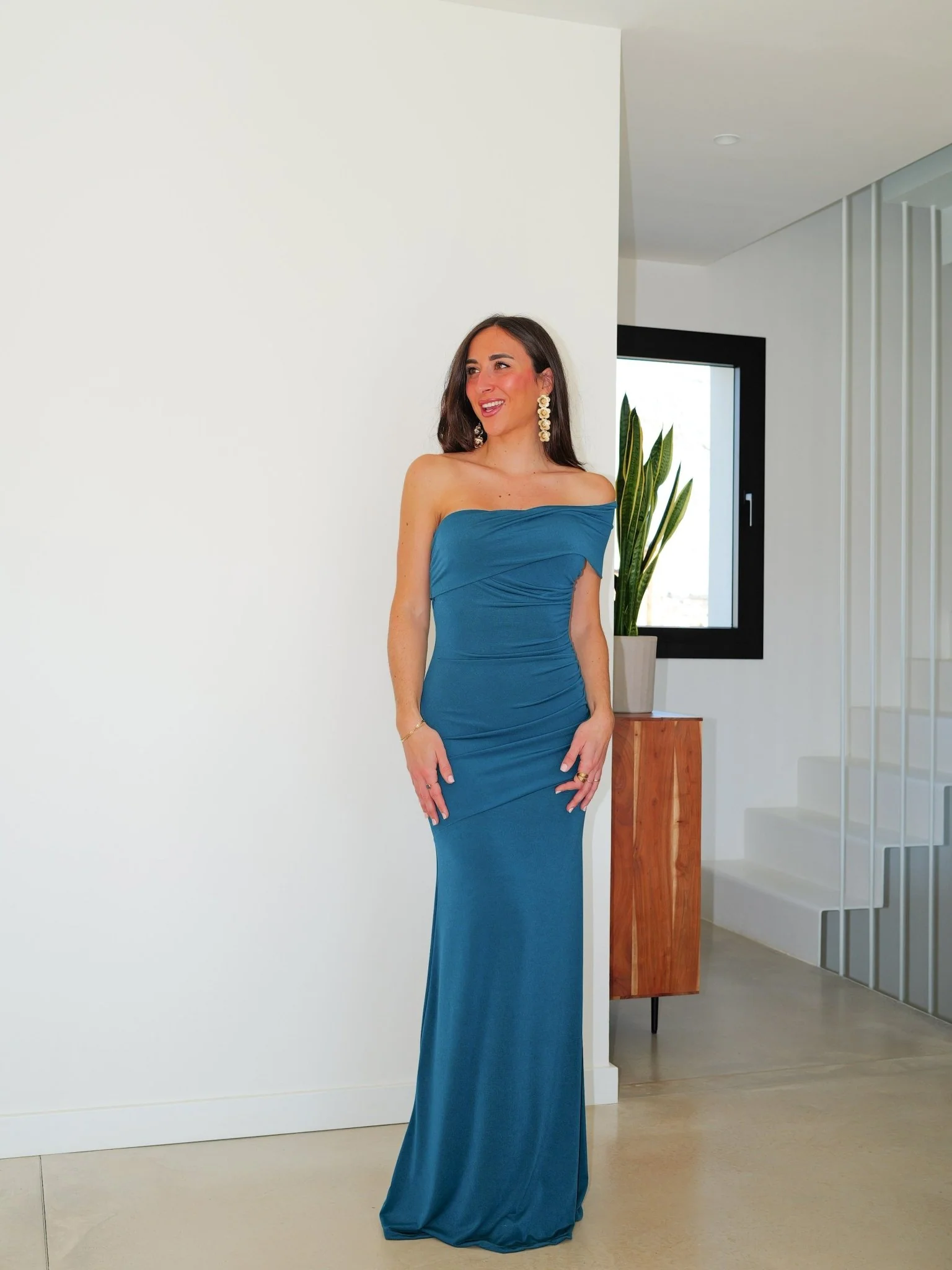 Vestido tirante asimétrico frunce petróleo